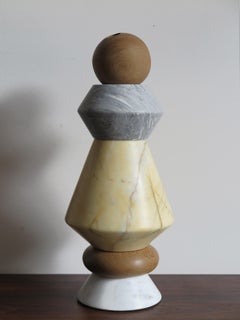 Italienische zeitgenössische italienische Skulptur aus Marmor und Holz, Blumenvase „iTotem“