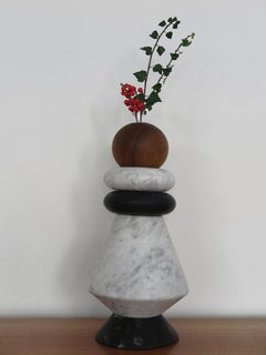 Zeitgenössische Skulptur aus Marmor und Holz, Blumenvase "iTotem"