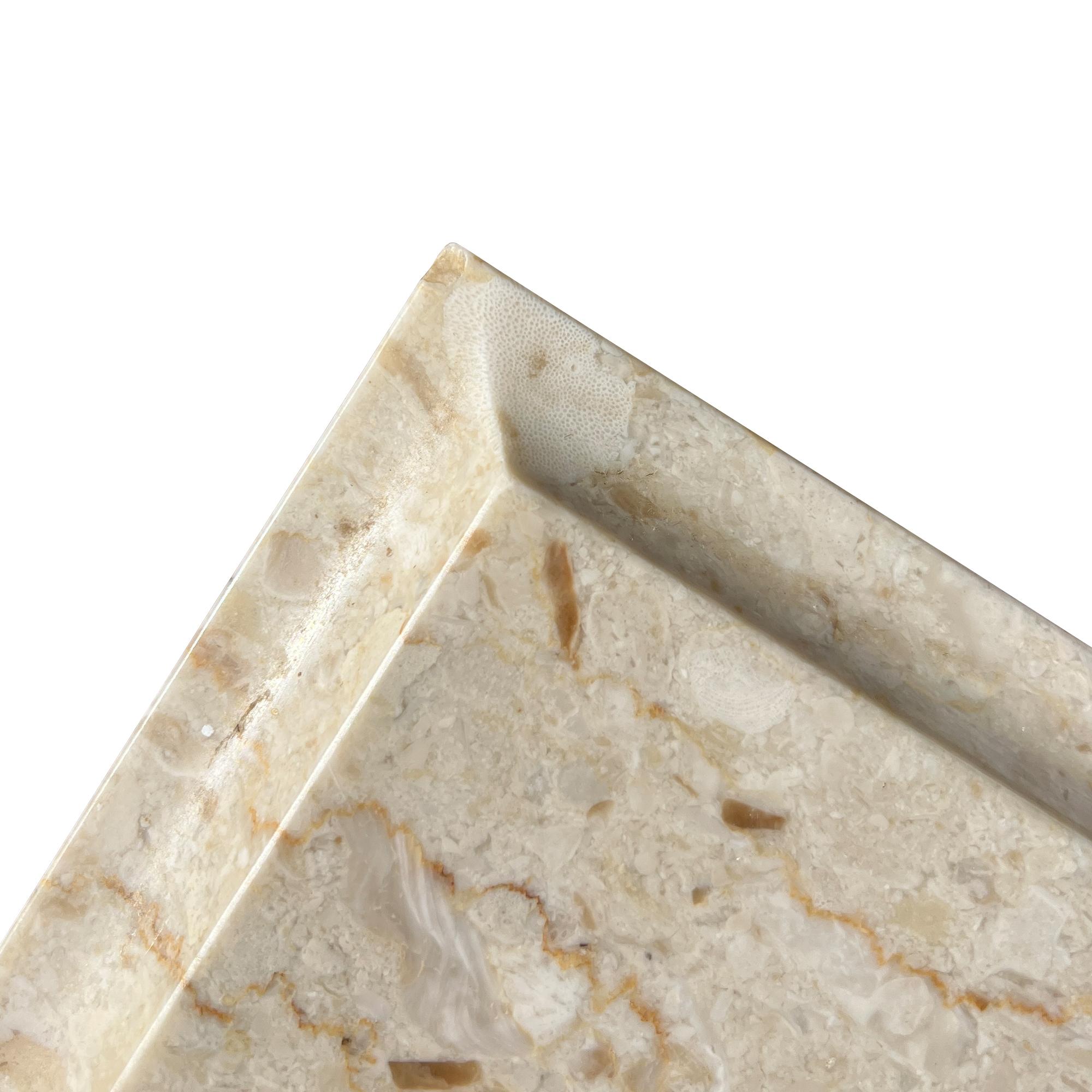 Américain Table d'appoint italienne en marbre et Wood avec détails néoclassiques en vente