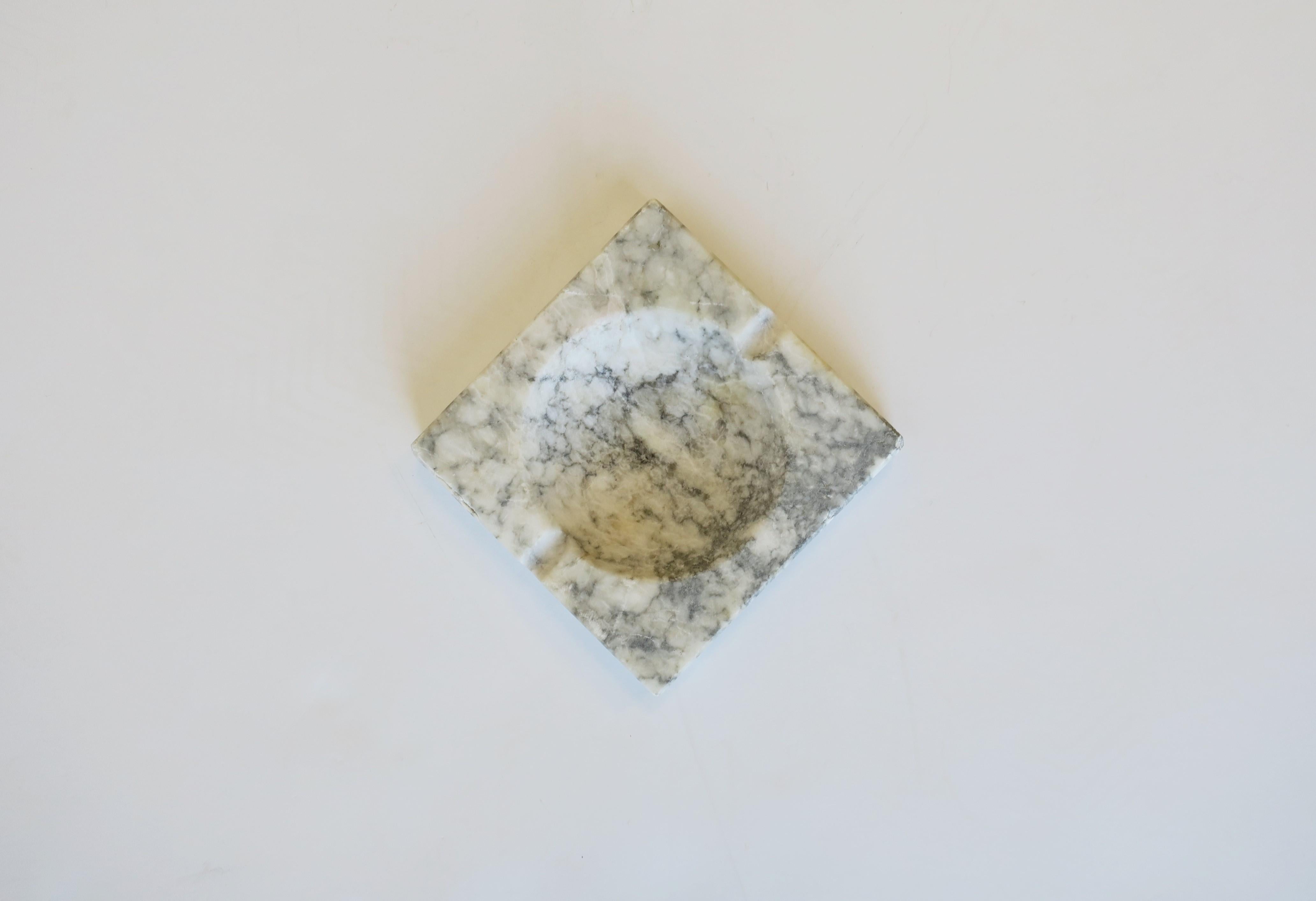 A small modern Italian white and grey marble ashtray or catchall, circa mid-20th century, Italy. A great piece for a coffee/cocktail table, desk, vanity, nightstand table, etc. Piece is marked on bottom w/tag: 