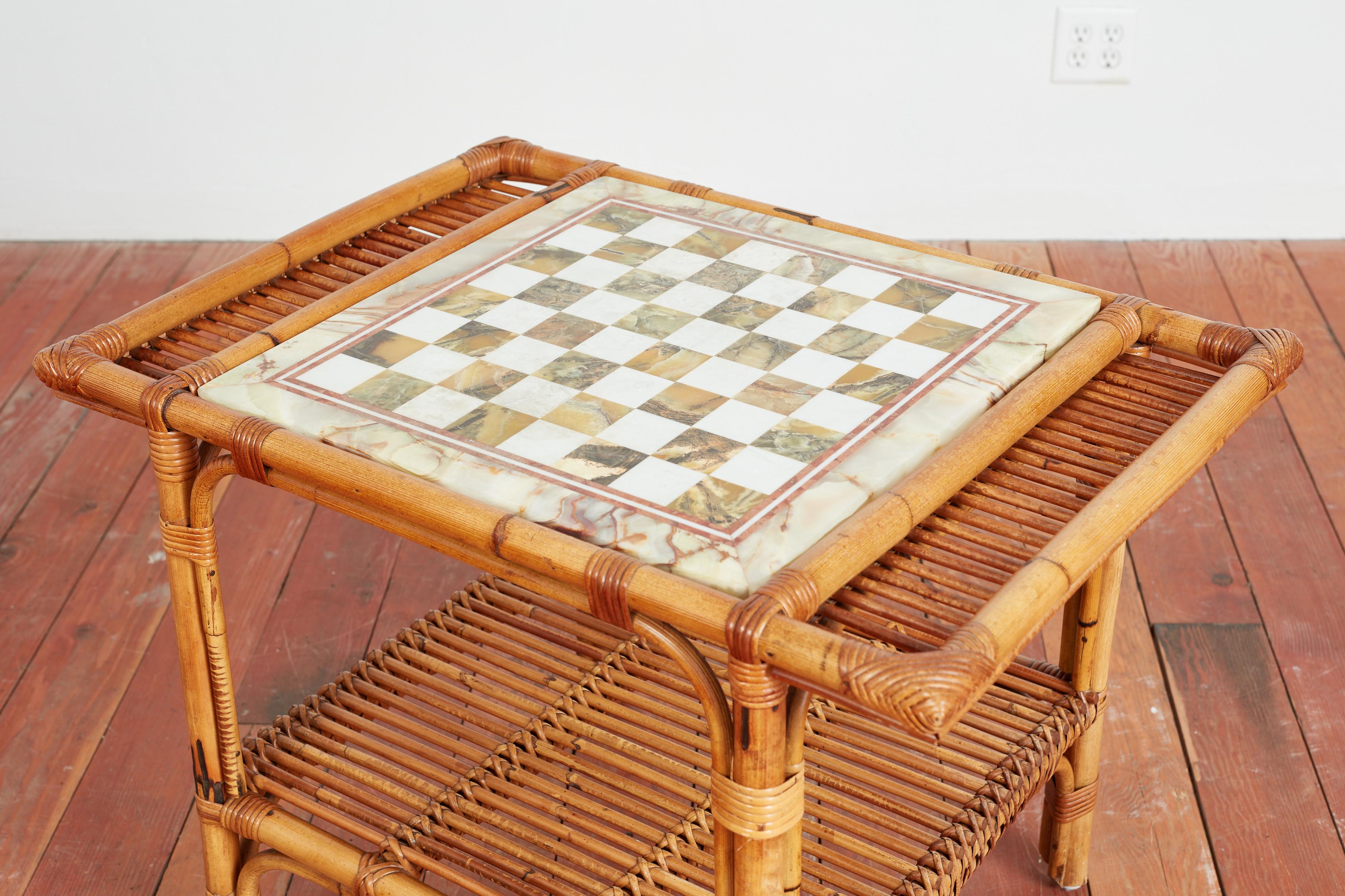 Italienischer Schachspieltisch aus Marmor und Bambus (Mitte des 20. Jahrhunderts) im Angebot
