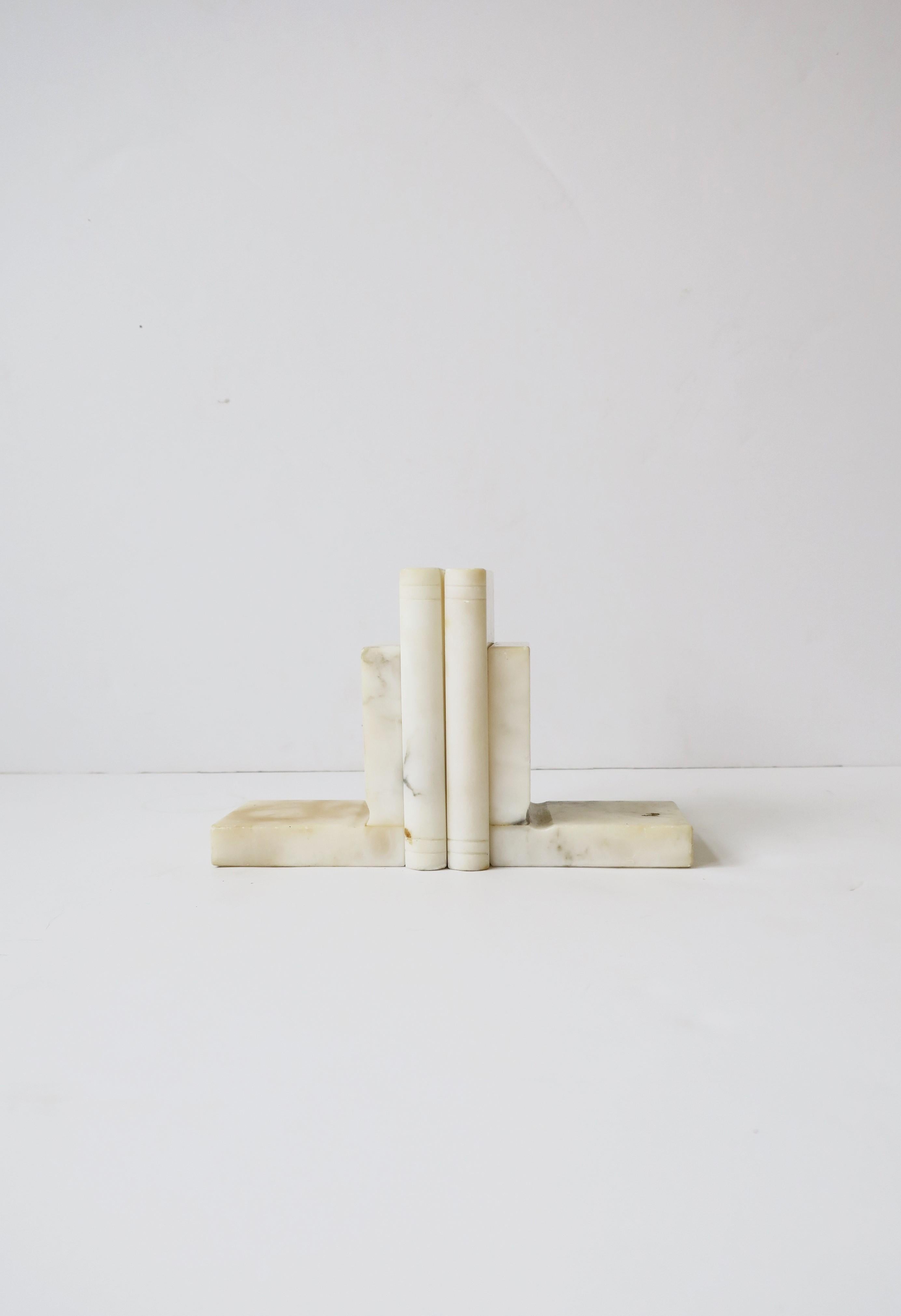 A small and substantial pair of Italian Carrara marble 'book' bookends, circa early to mid-20th century, Italy. 

Dimension: 3.5