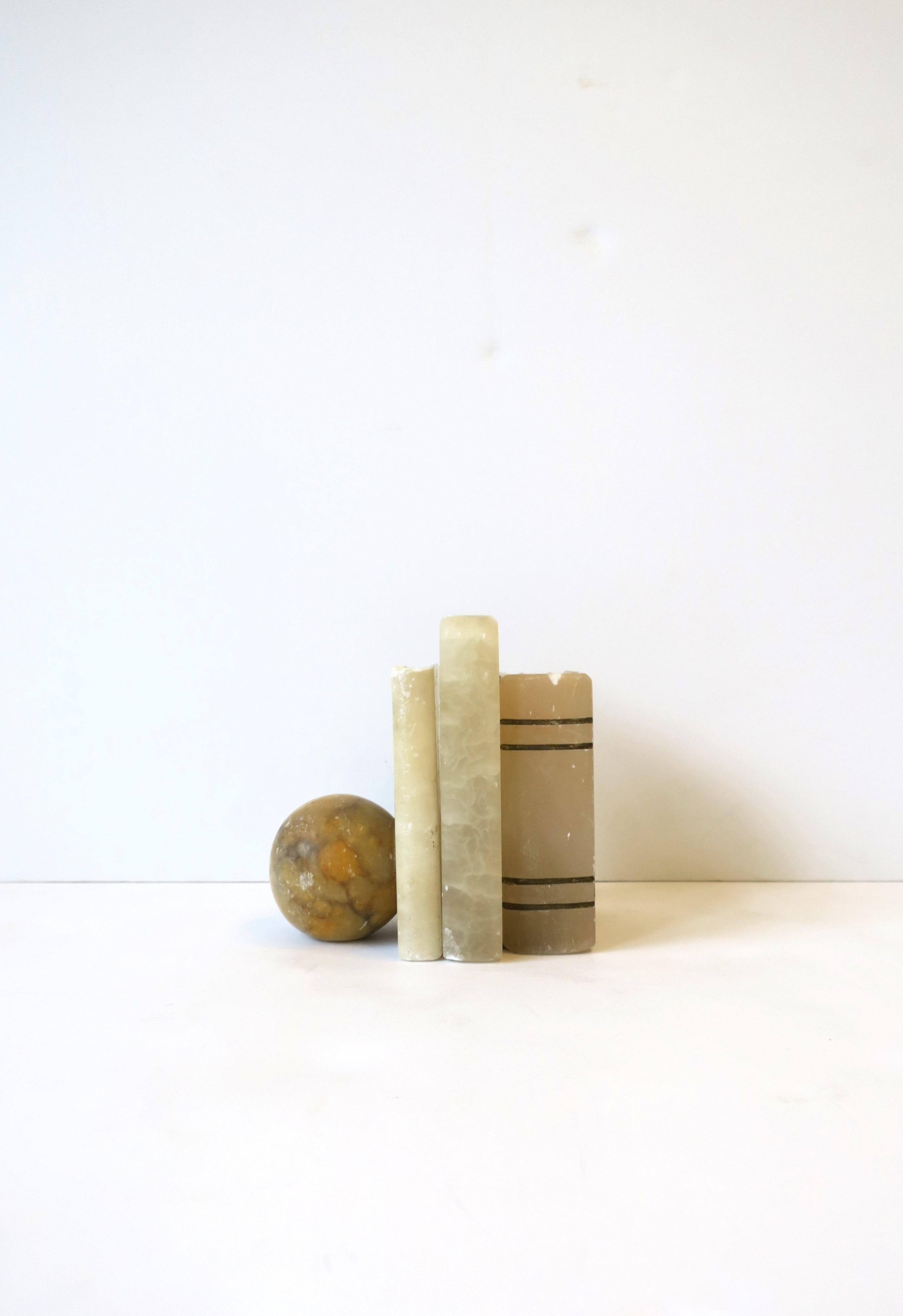 A small and substantial pair of Art Deco Modern Italian marble 'book' bookends, circa early-20th century, Italy. 

Dimension: 3.5