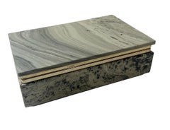 Caja italiana de mármol con adornos de latón