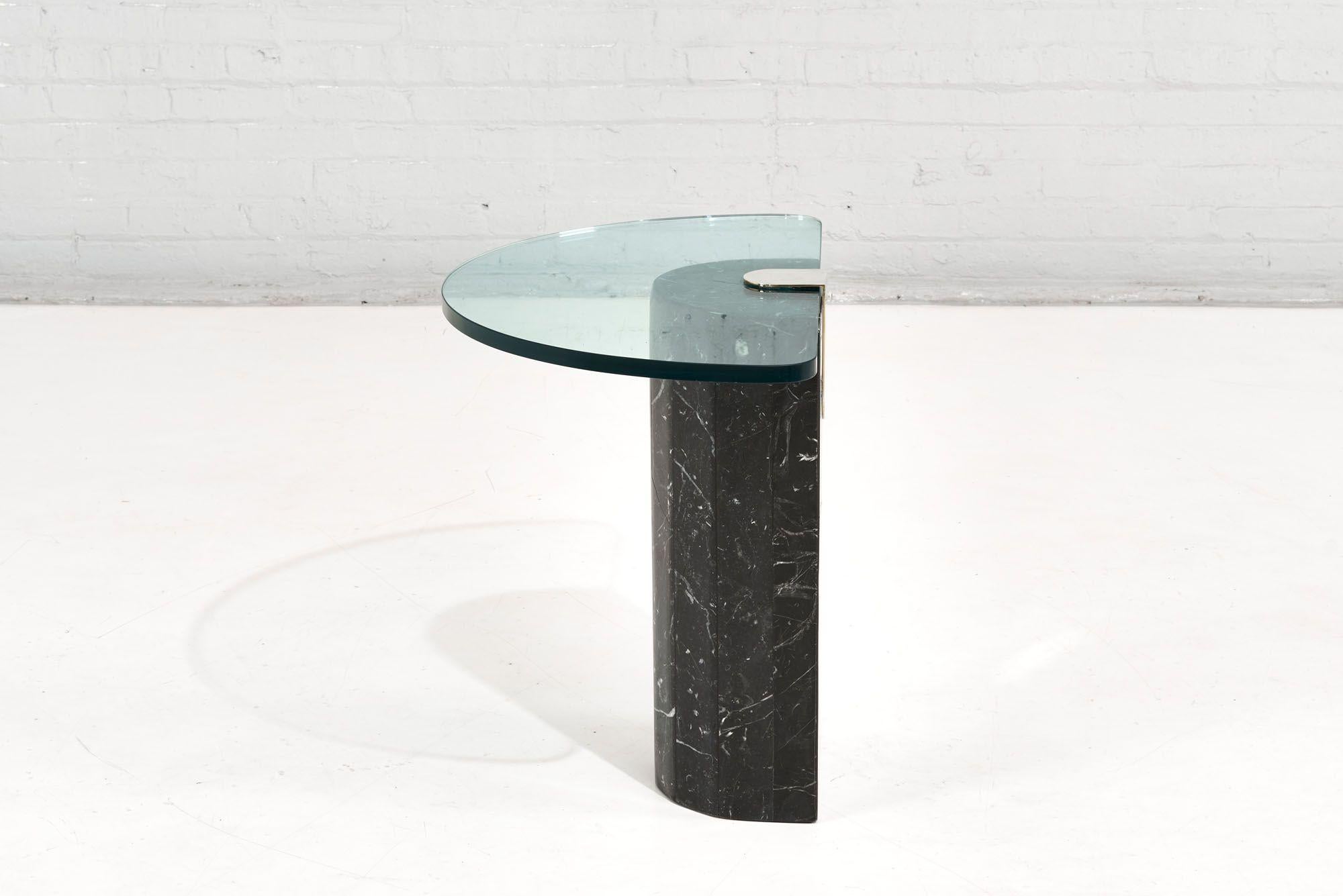 Italienischer Beistelltisch aus Marmor, Messing und Glas von La Rosa, 1960 im Zustand „Gut“ im Angebot in Chicago, IL