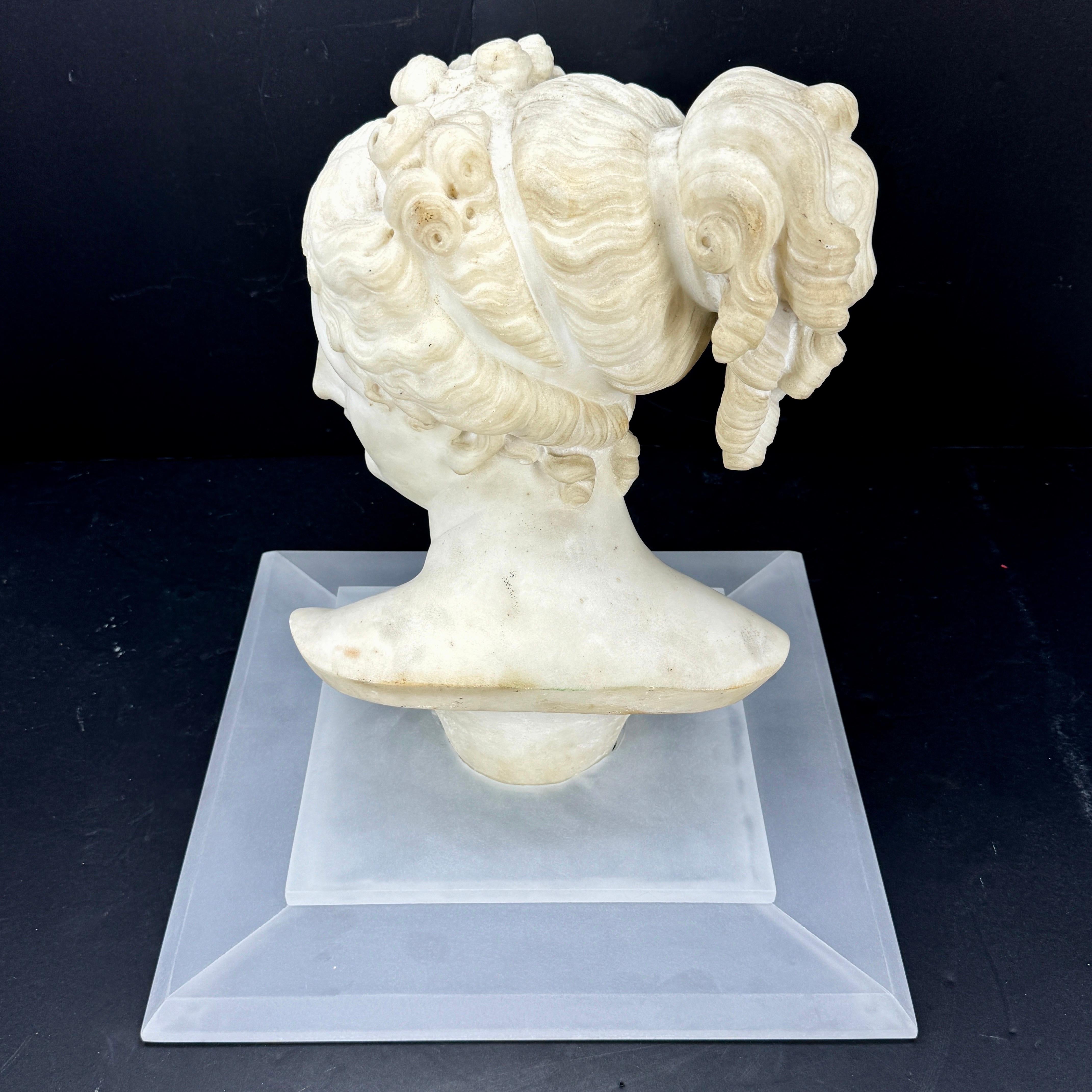 Italienische Marmorbüste der Venus Italica auf mattiertem Lucitsockel im Angebot 5