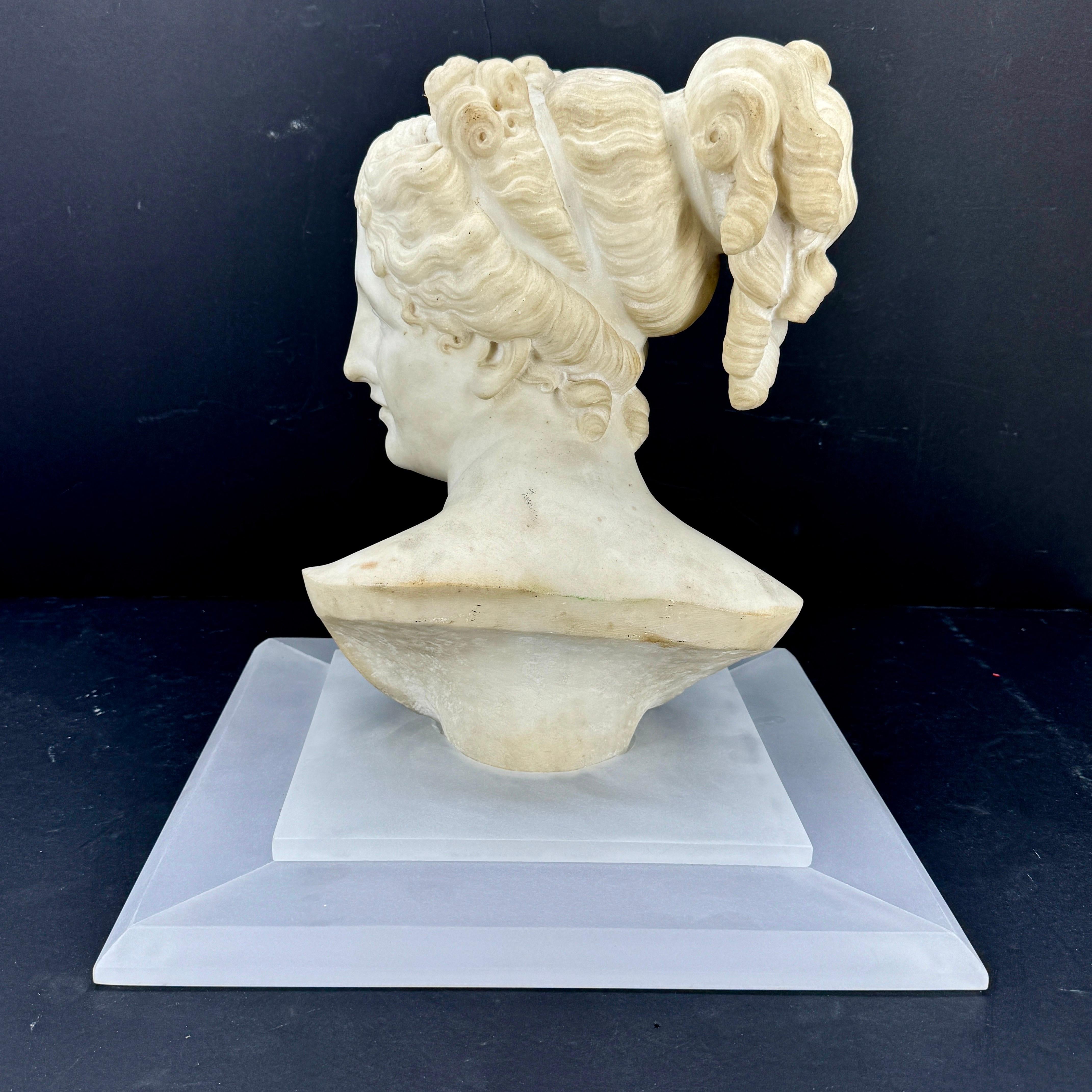 Italienische Marmorbüste der Venus Italica auf mattiertem Lucitsockel im Angebot 7