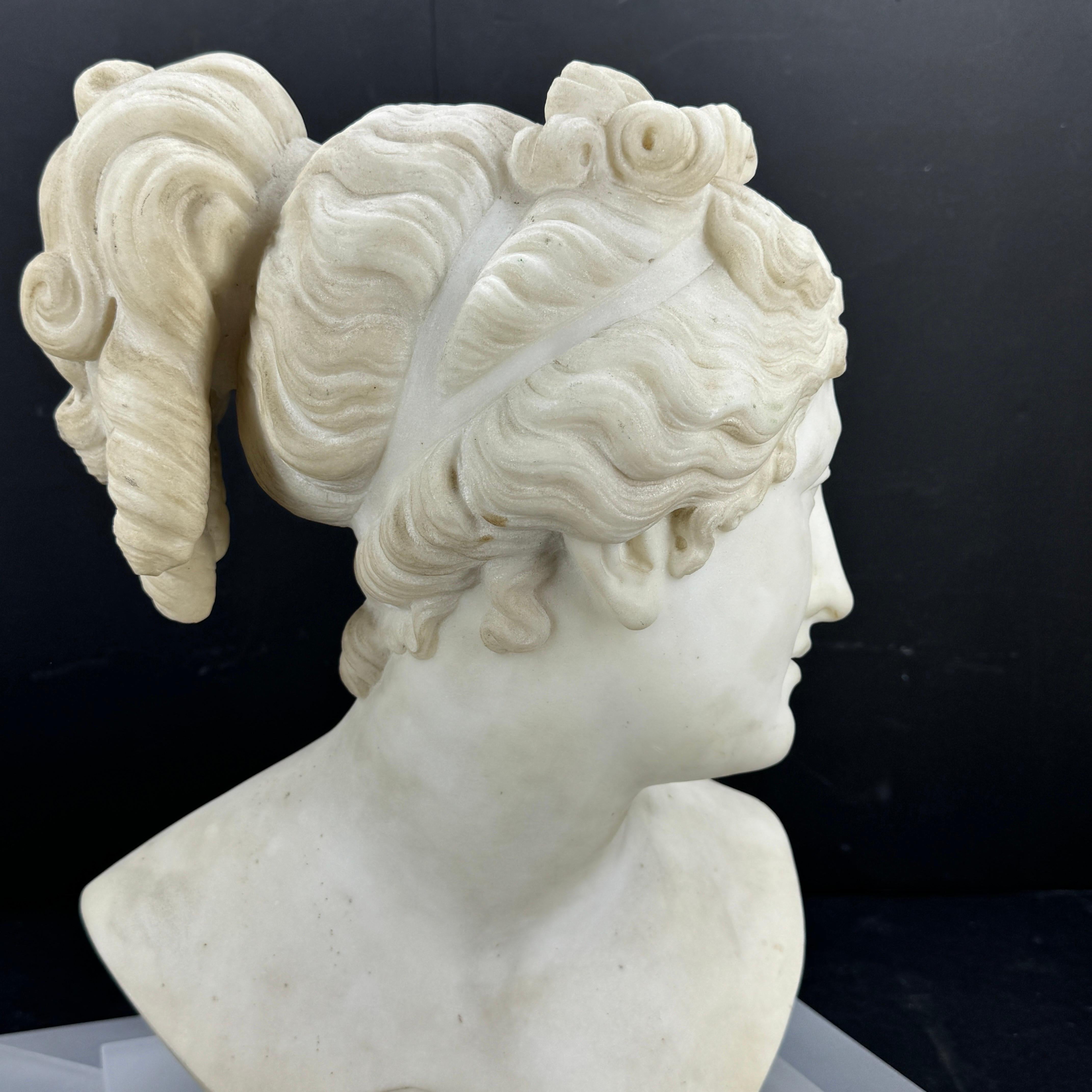 Italienische Marmorbüste der Venus Italica auf mattiertem Lucitsockel im Angebot 9
