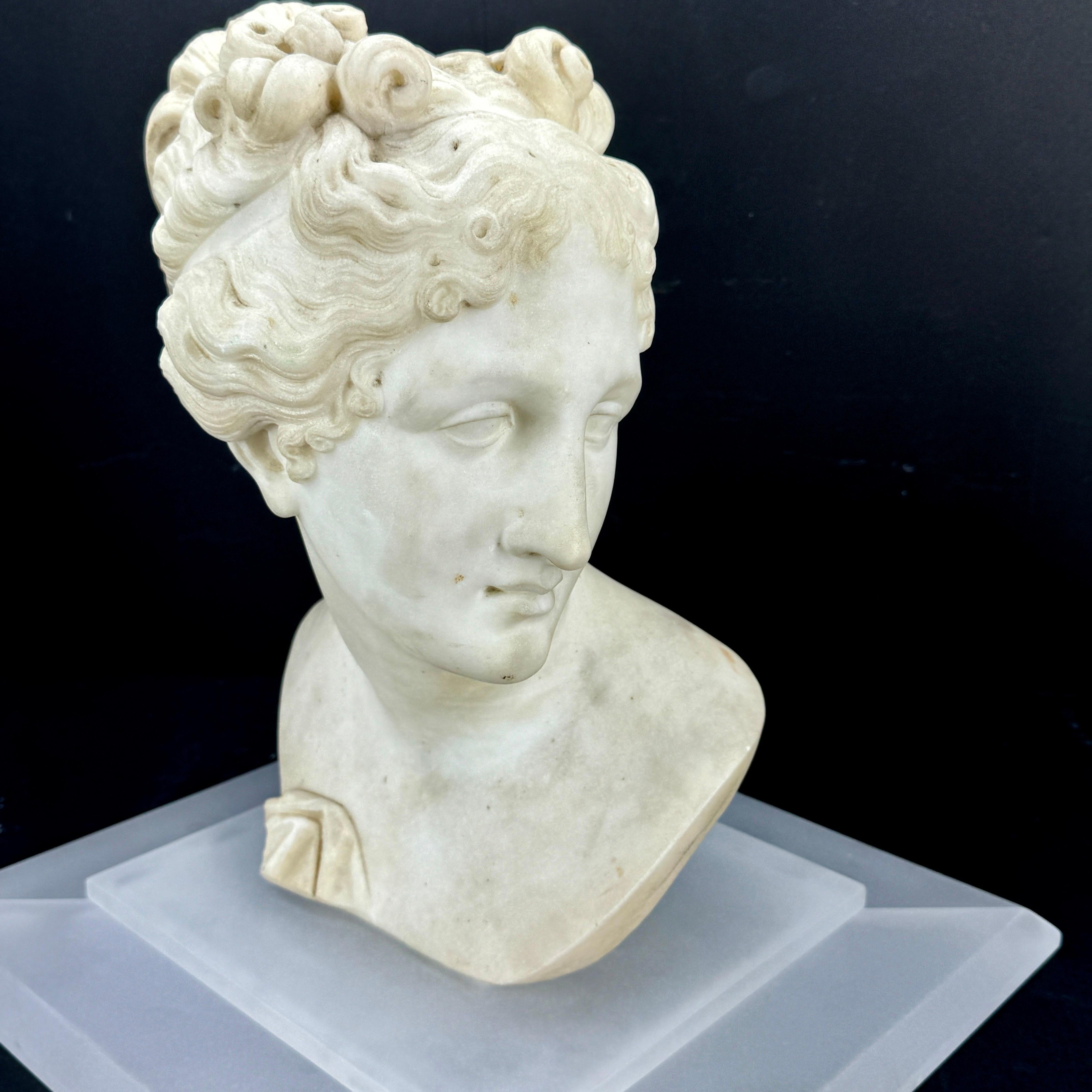 Eine exquisite Marmorbüste aus dem frühen 19. Jahrhundert, die eine weibliche Figur darstellt. Ein wahres Zeugnis der Handwerkskunst nach Antonio Canova aus Italien. Dieses Stück steht auf einem 2-stufigen Sockel aus gefrostetem Lucite und ist ein