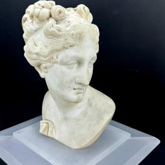 Busto in marmo di Venere Italica su base in lucite smerigliata