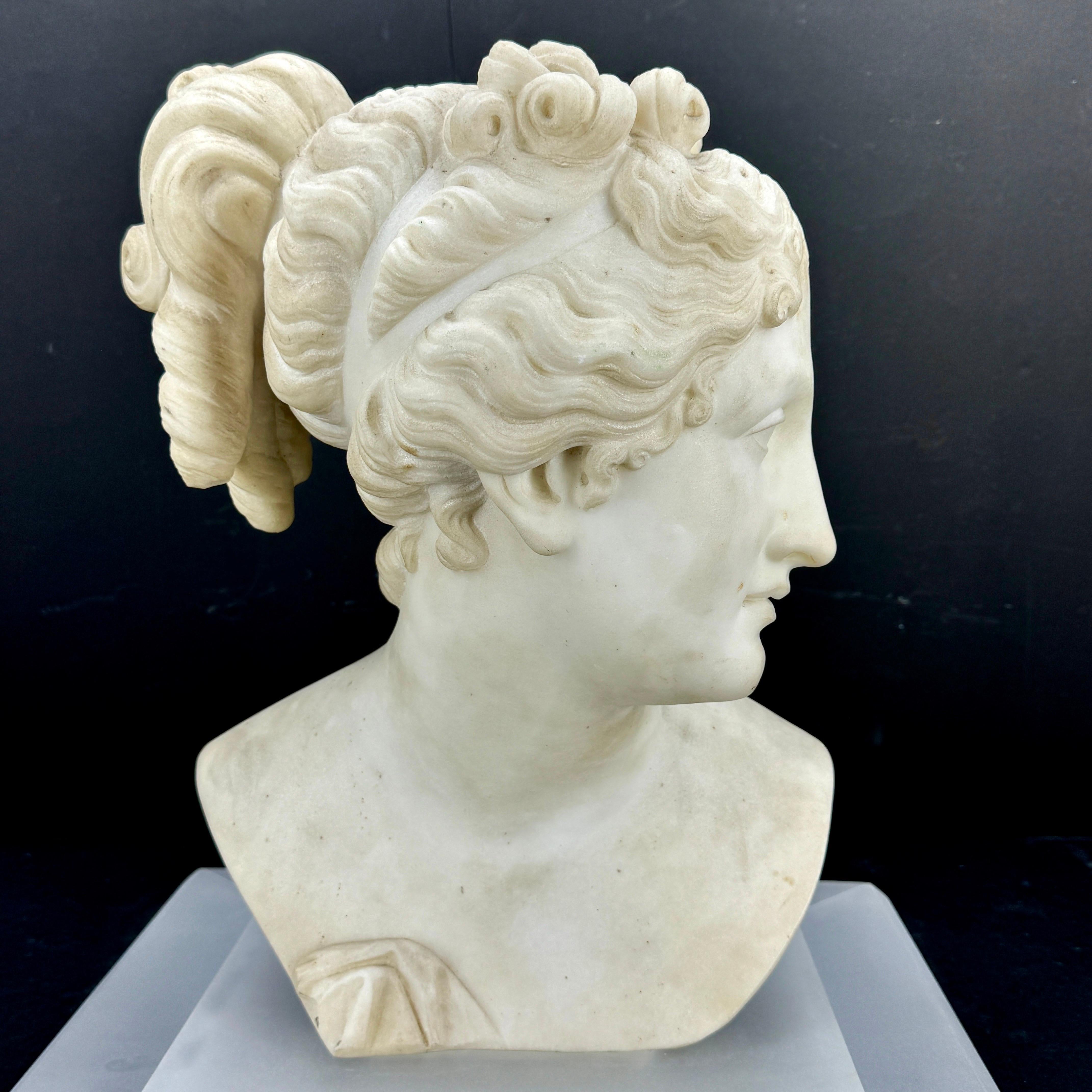Italienische Marmorbüste der Venus Italica auf mattiertem Lucitsockel (Klassisch-römisch) im Angebot