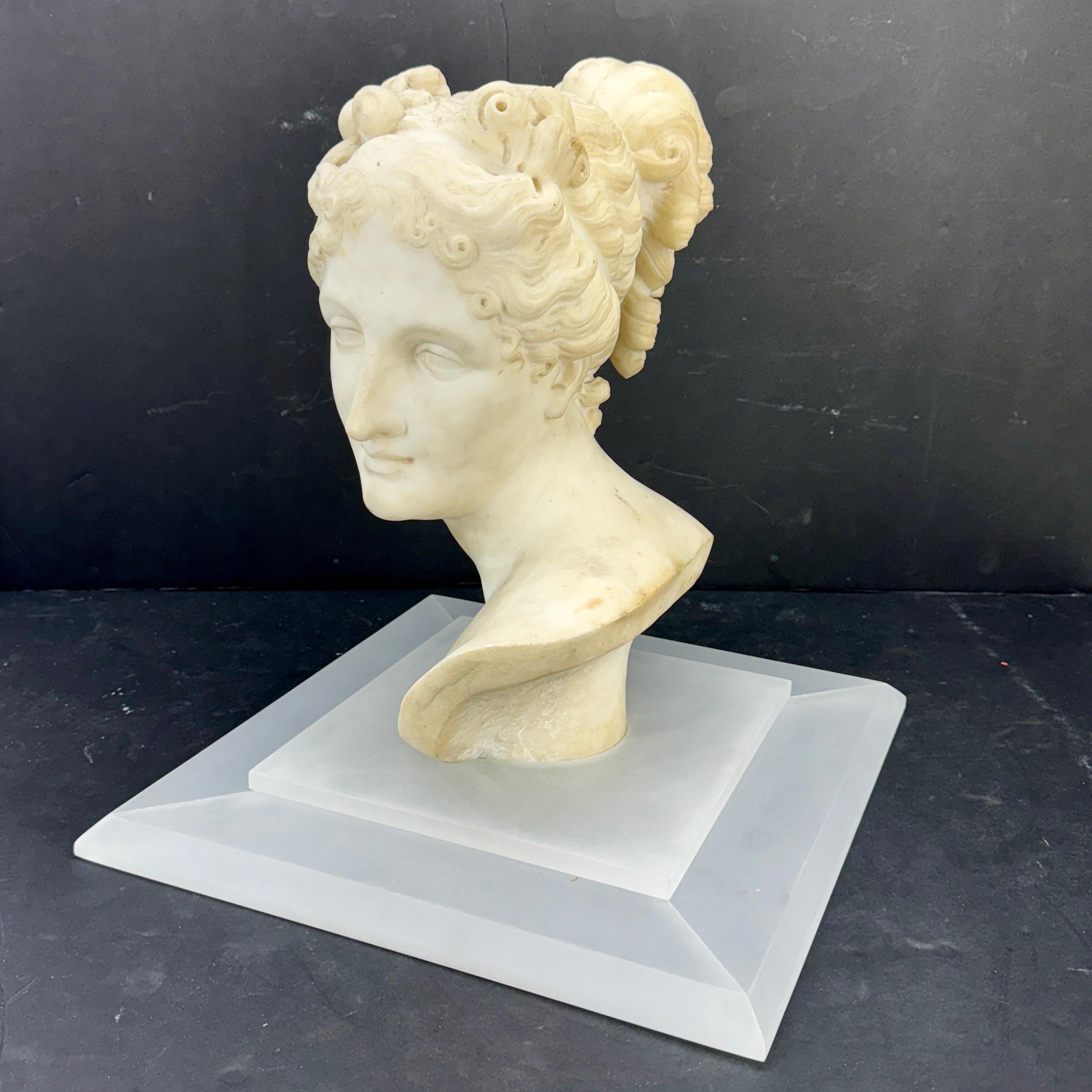 Italienische Marmorbüste der Venus Italica auf mattiertem Lucitsockel (Handgefertigt) im Angebot