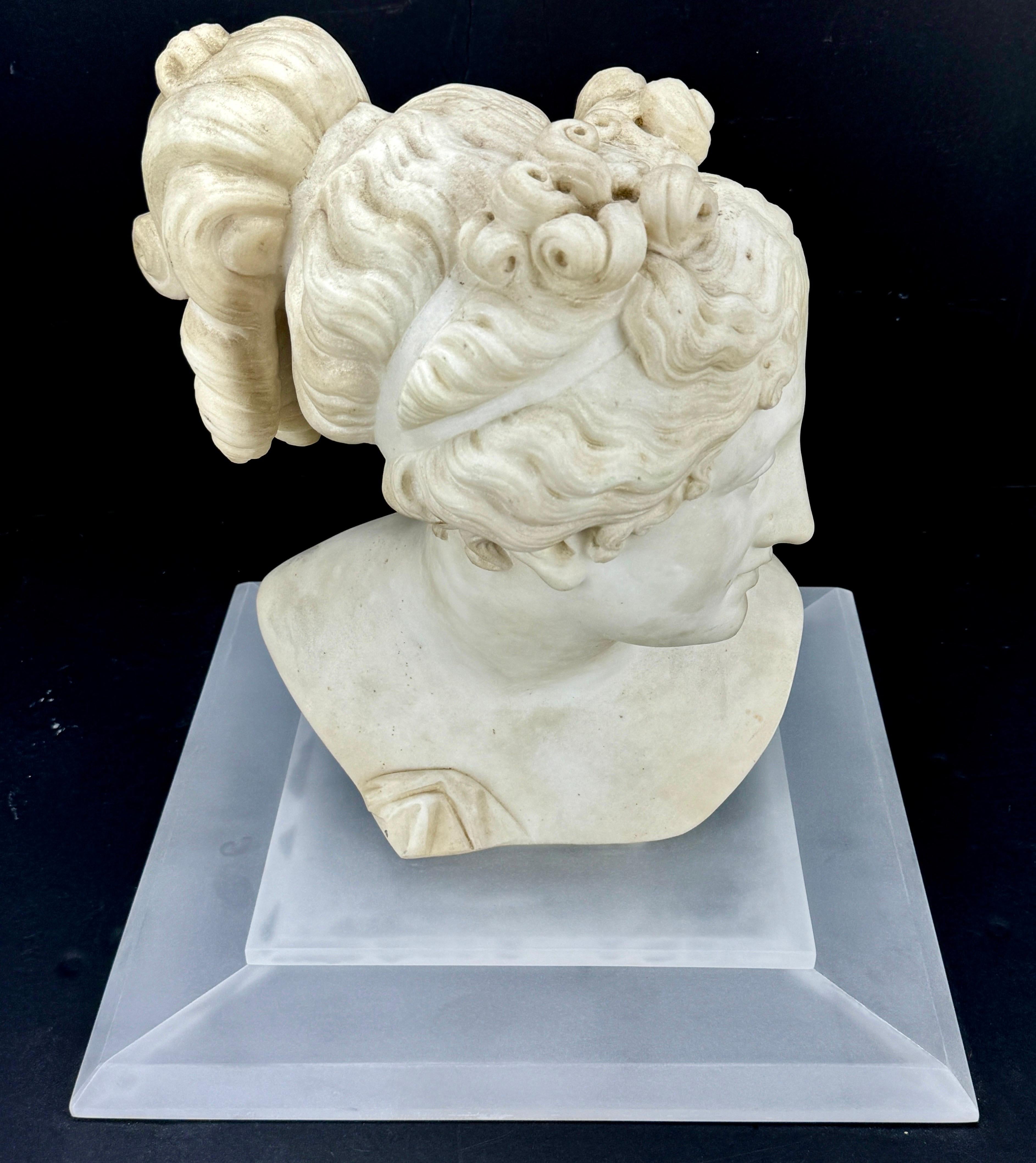 Italienische Marmorbüste der Venus Italica auf mattiertem Lucitsockel im Angebot 1