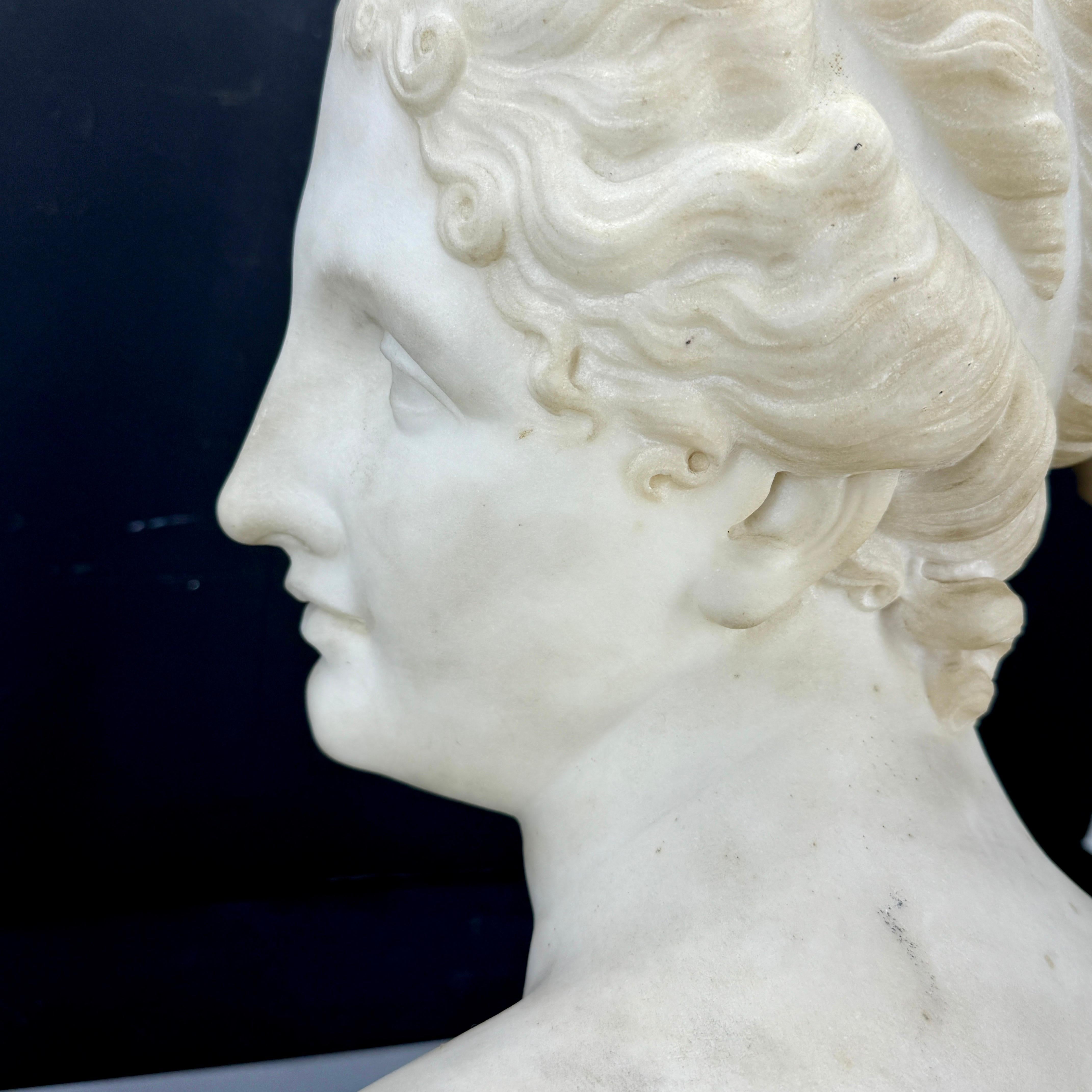 Italienische Marmorbüste der Venus Italica auf mattiertem Lucitsockel im Angebot 2