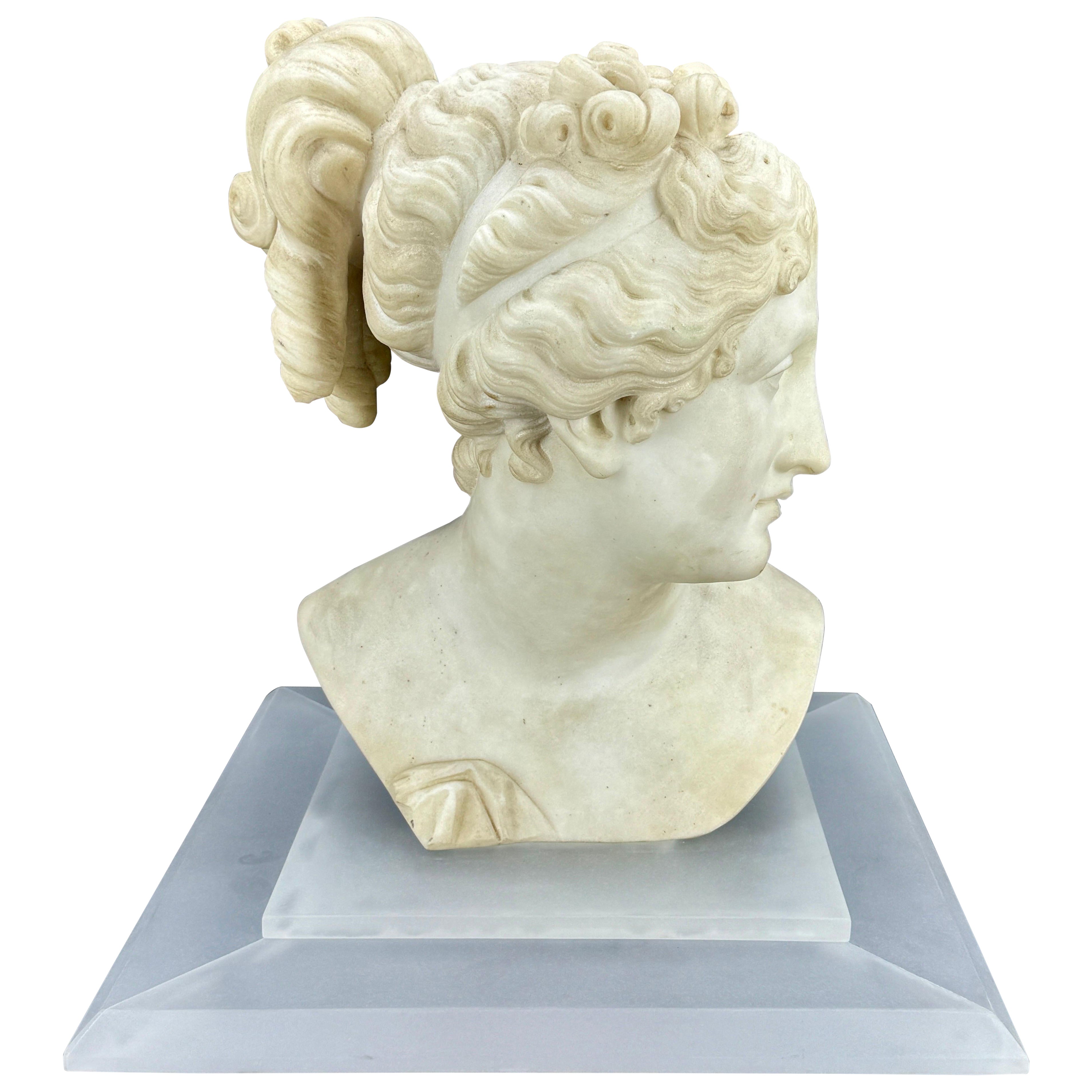Buste de Vénus italienne en marbre sur base en lucite dépolie