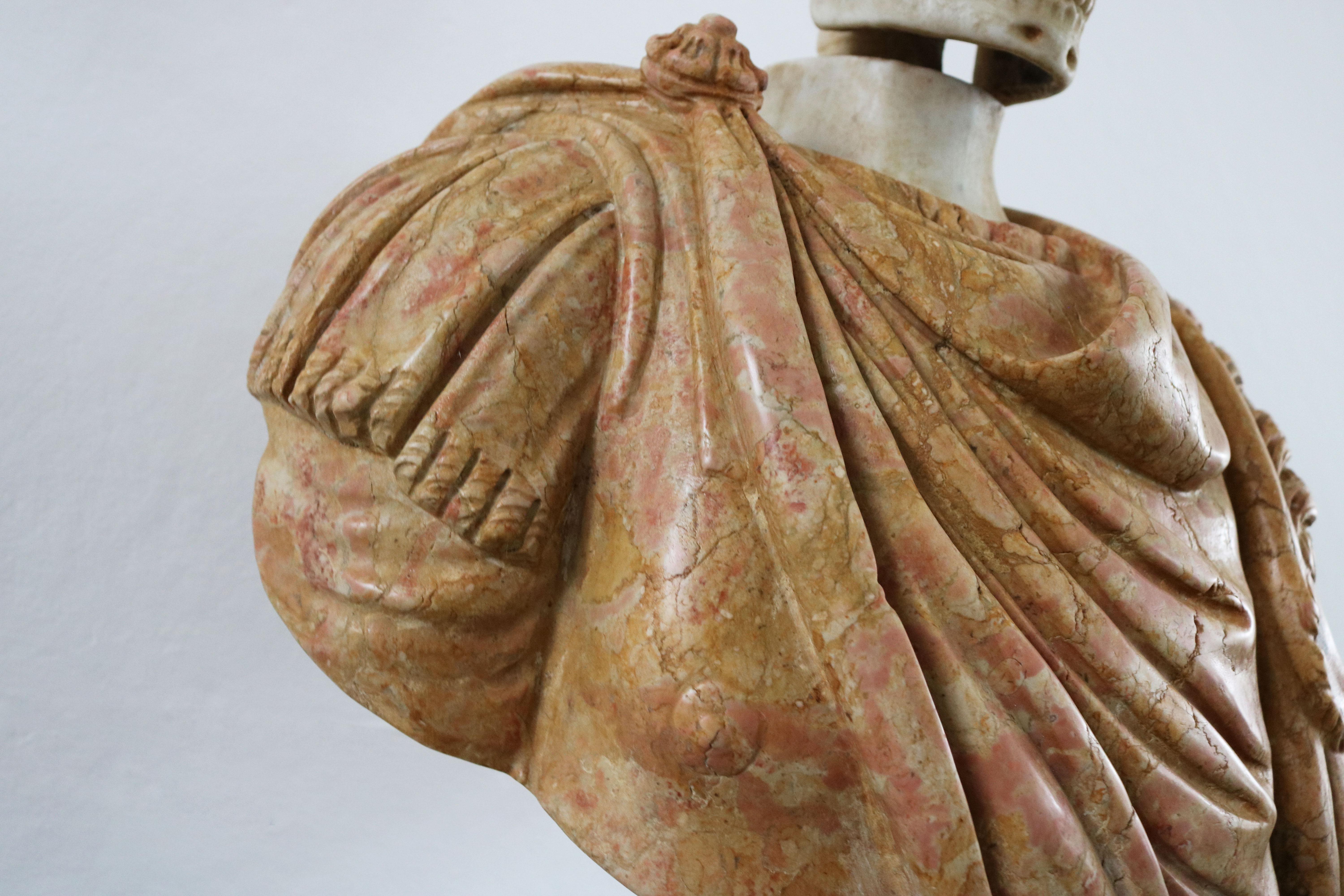 Italiano Busto di marmo italiano Vanitas / Memento Mori Scultura scolpita del XIX secolo Italia in vendita