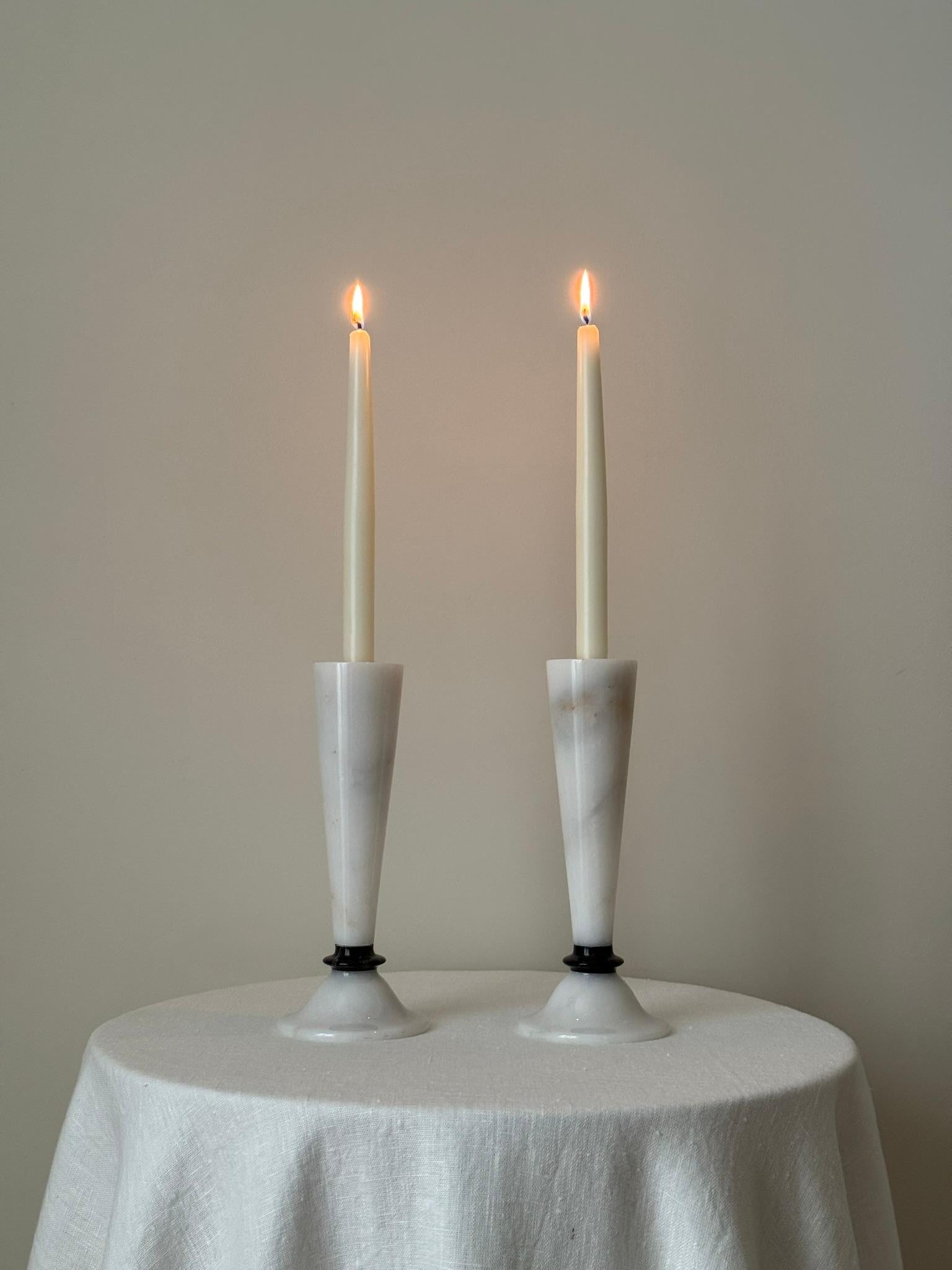 A pair of marble candlesticks. Good vintage condition with a few small chips. Each holds a standard taper candle.

H25 x Ø10cm
