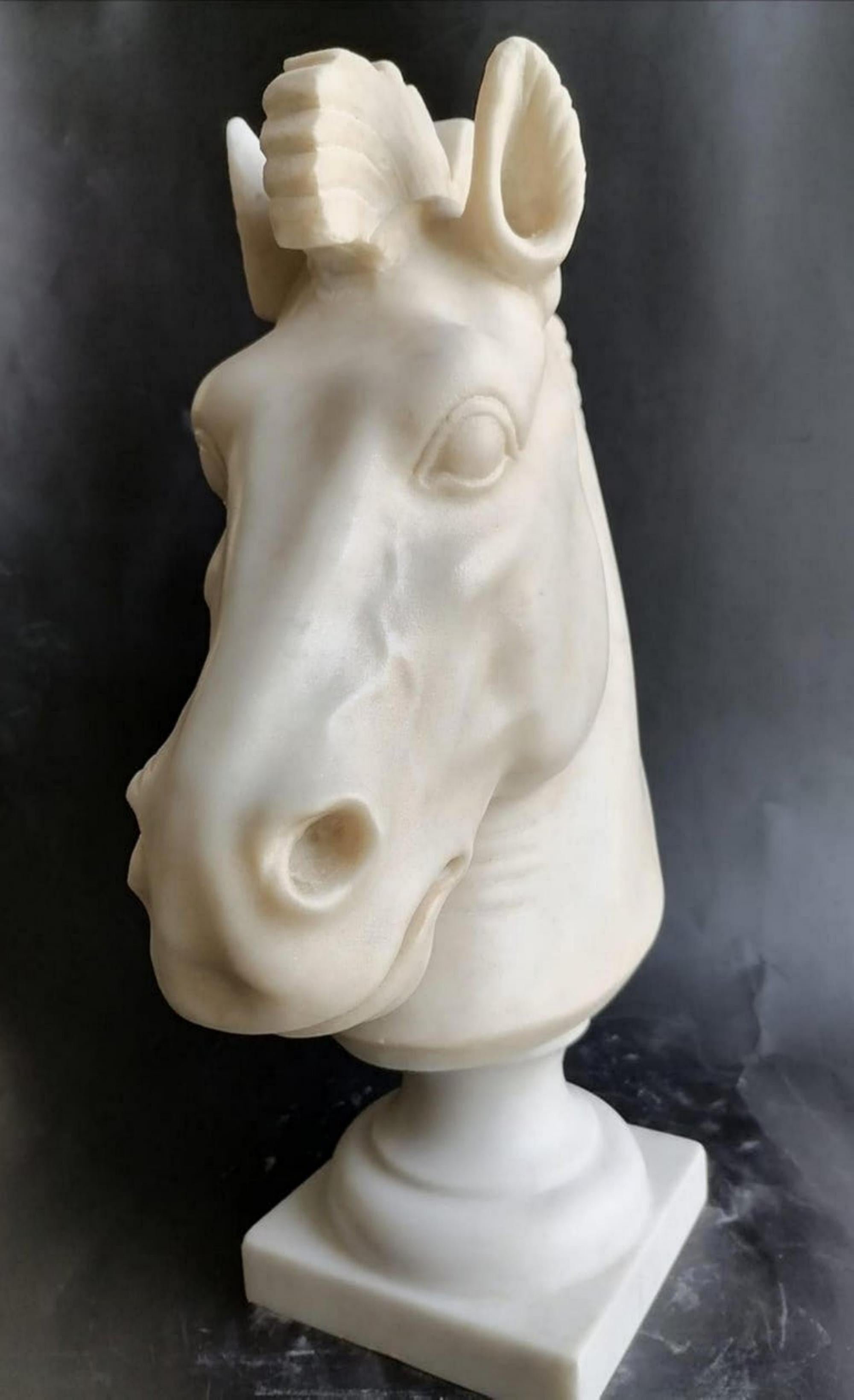 Horse head sculpture on white Carrara marble of a horse in classic style placed on a turned base in Carrara marble. 
End 19th century.
Dimension: including base: H 40 x 30 x 13 cm. 
Good condition - used with small signs of aging & blemishes.