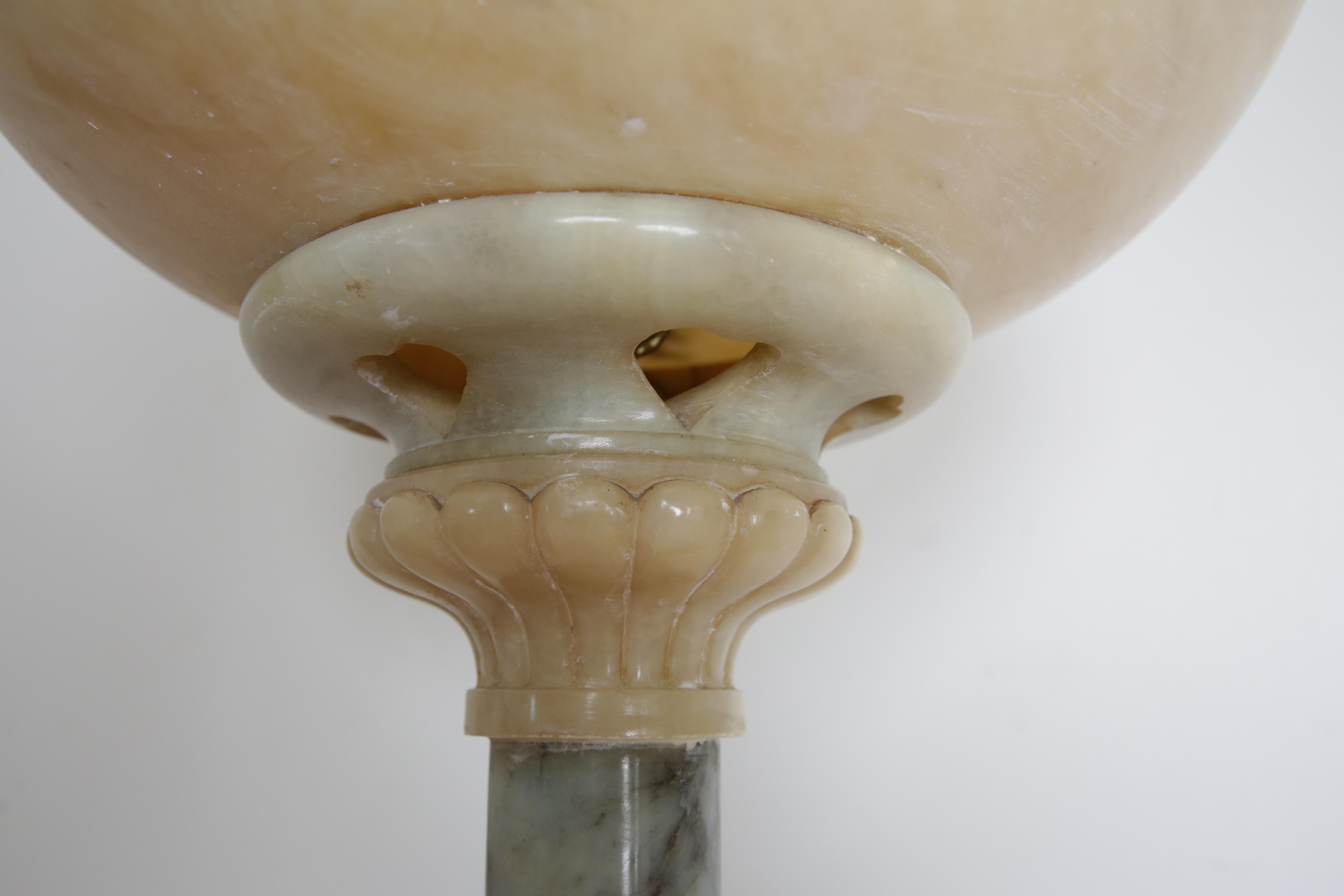 Lámpara de pie italiana de mármol y alabastro tallado con parte superior desmontable, s. XIX/XX. siglo XX en venta
