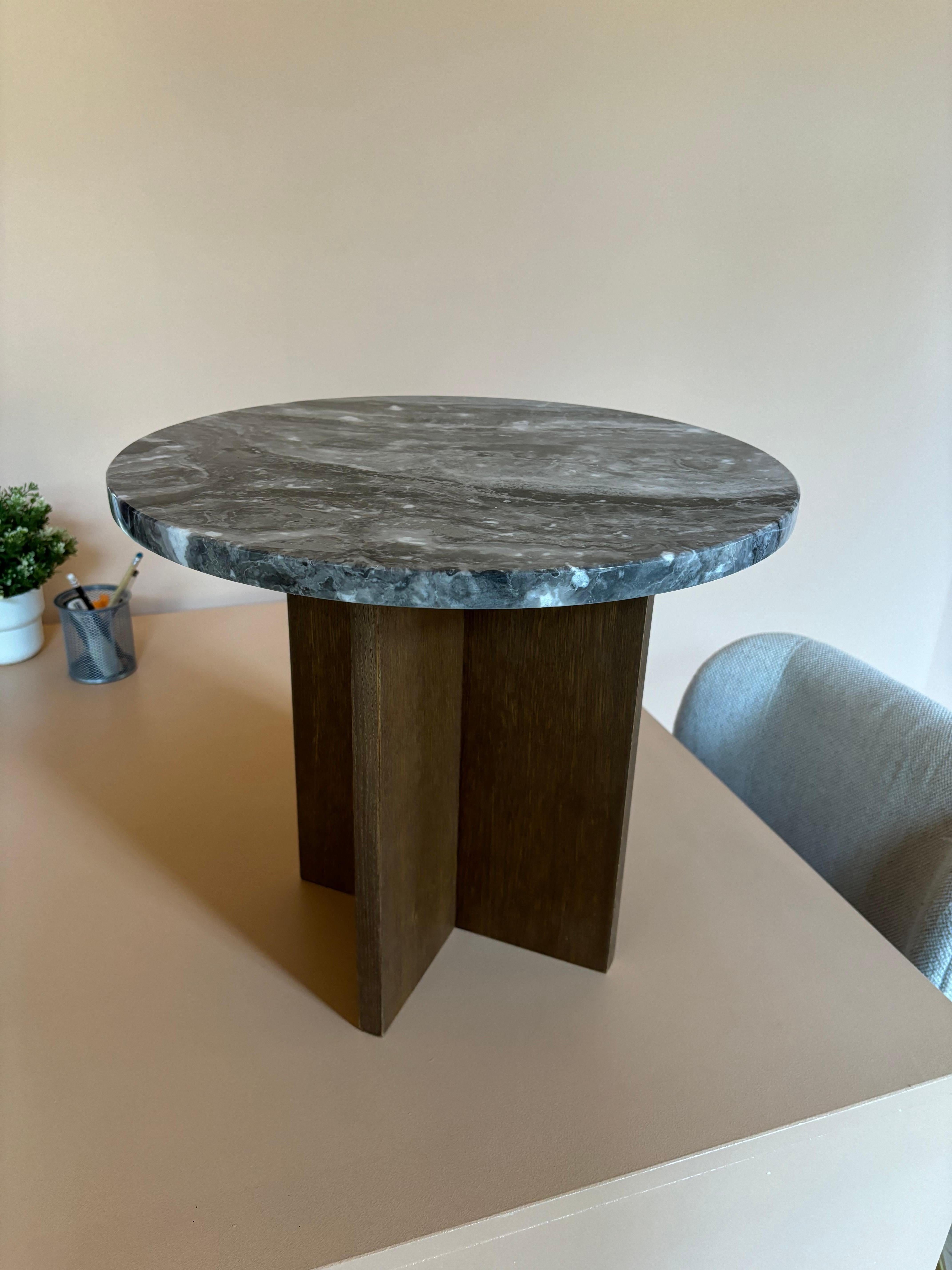 Runder italienischer Beistelltisch aus Marmor, hergestellt in Italien (Italienisch) im Angebot