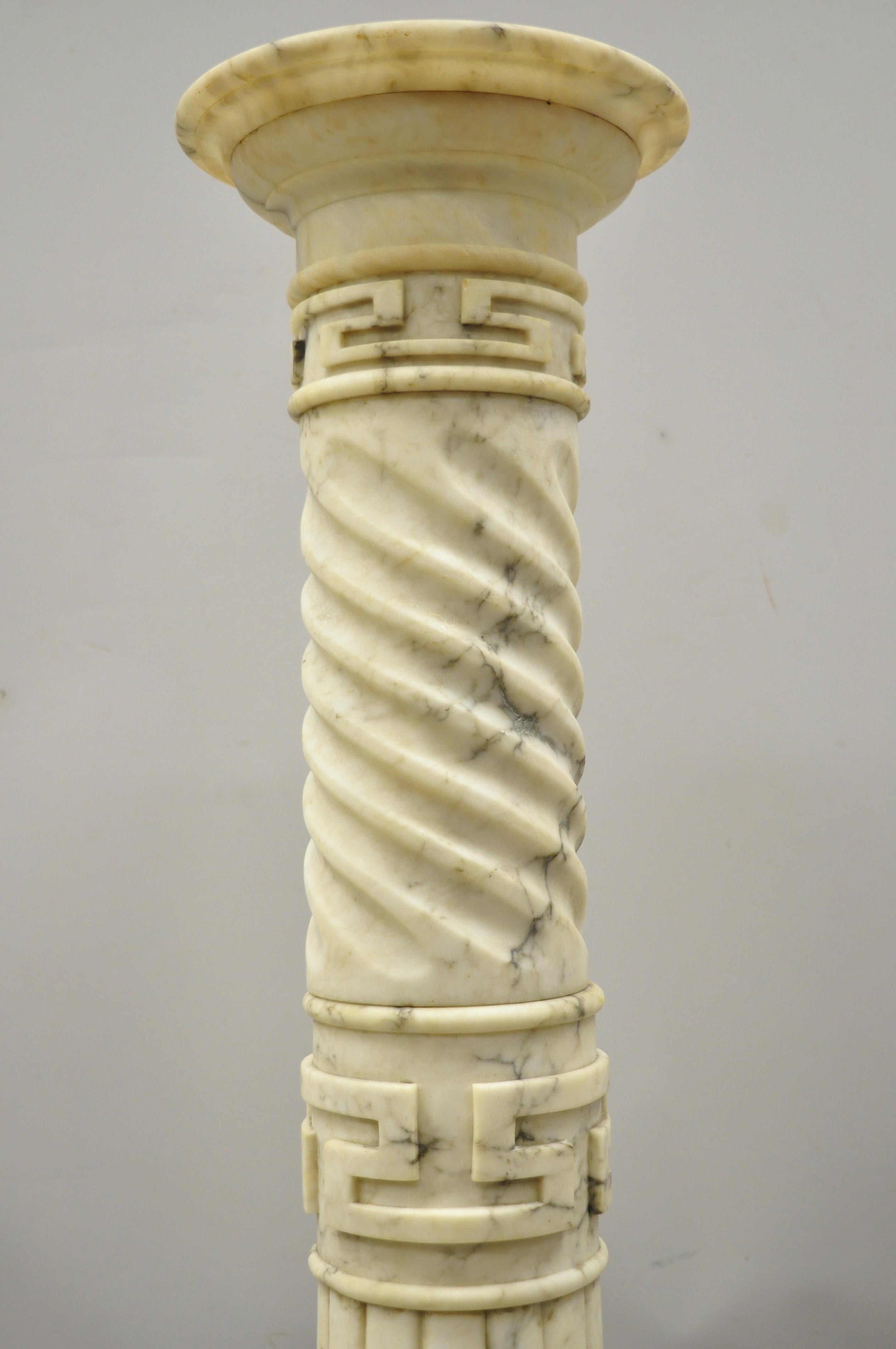 Klassischer italienischer Marmor-Pflanzgefäßständer mit spiralförmigem geschnitztem griechischem Schlüsselsockel (Klassisch-griechisch) im Angebot