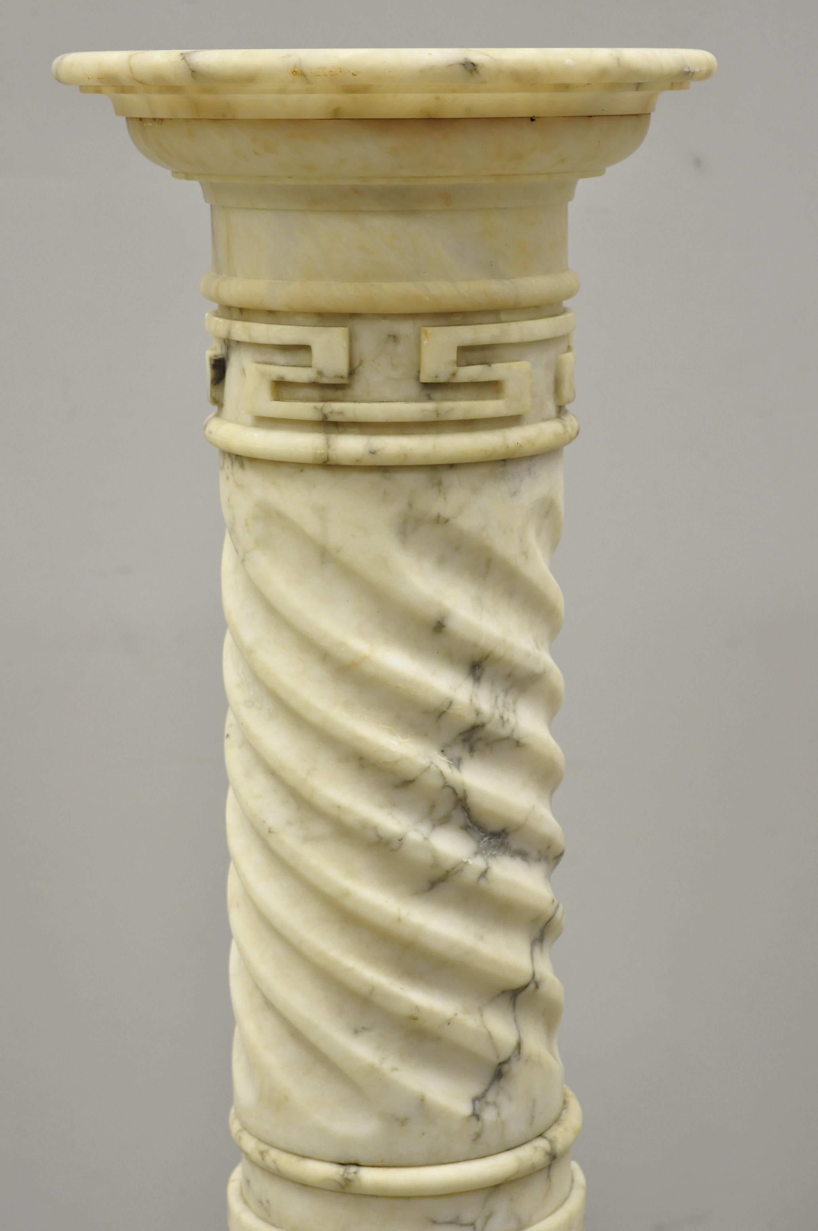 Klassischer italienischer Marmor-Pflanzgefäßständer mit spiralförmigem geschnitztem griechischem Schlüsselsockel (Italienisch) im Angebot