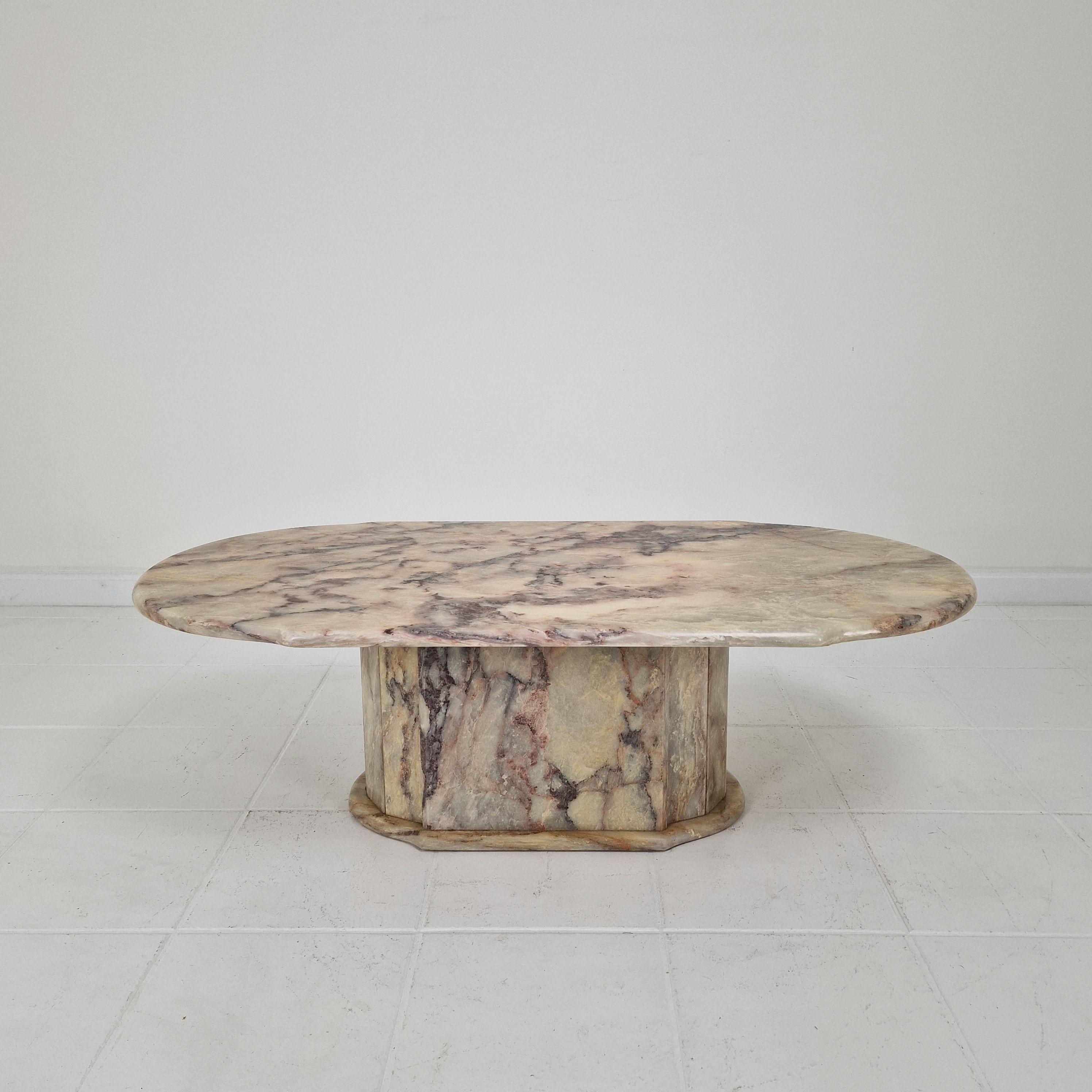 Très belle table basse ou table d'appoint ovale italienne, fabriquée dans les années 1960.

Il est fabriqué à la main à partir d'un très beau marbre.
Le fabuleux marbre présente un très beau motif de différentes couleurs. 

Il présente les traces