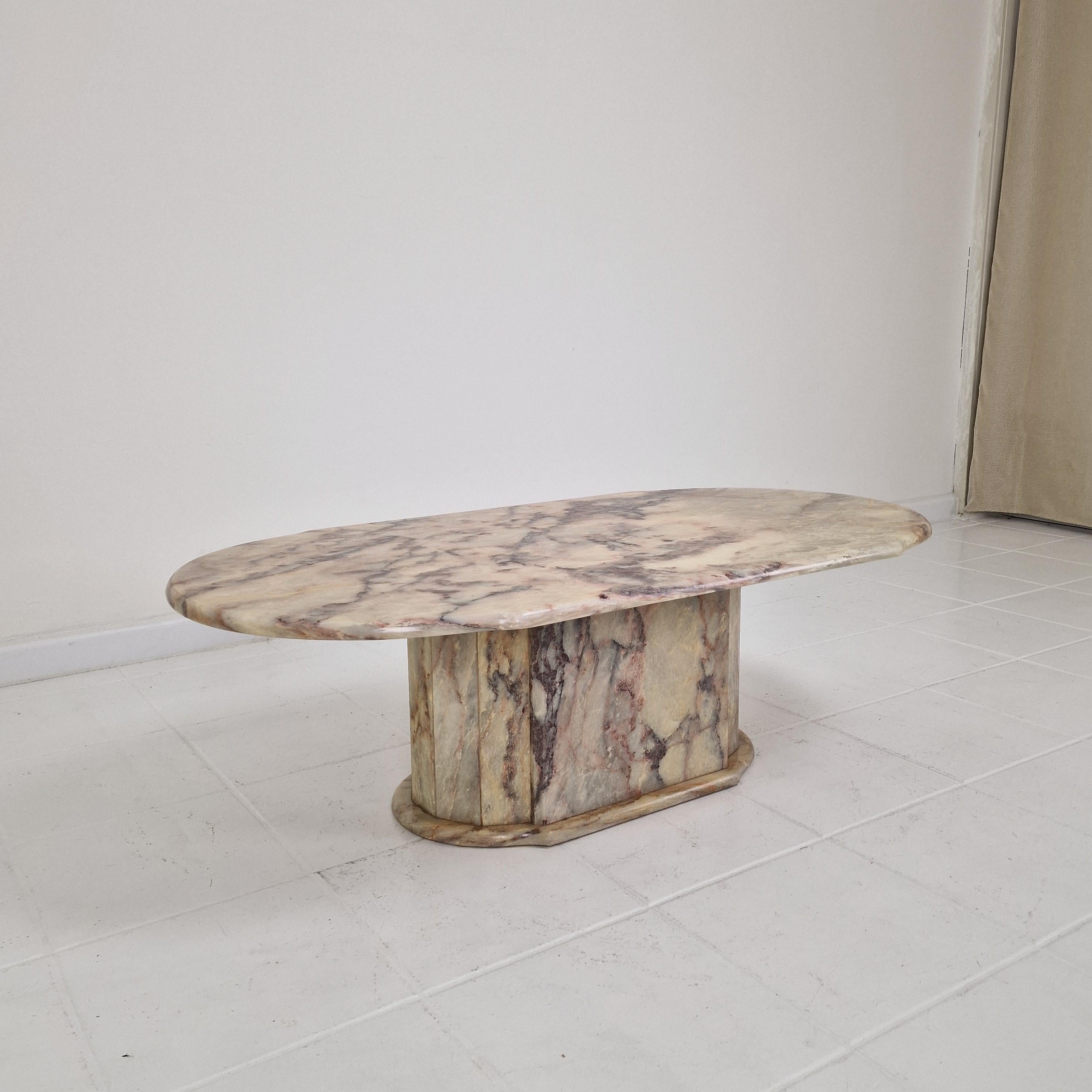 Milieu du XXe siècle Table basse ou table d'appoint italienne en marbre, années 1960 en vente