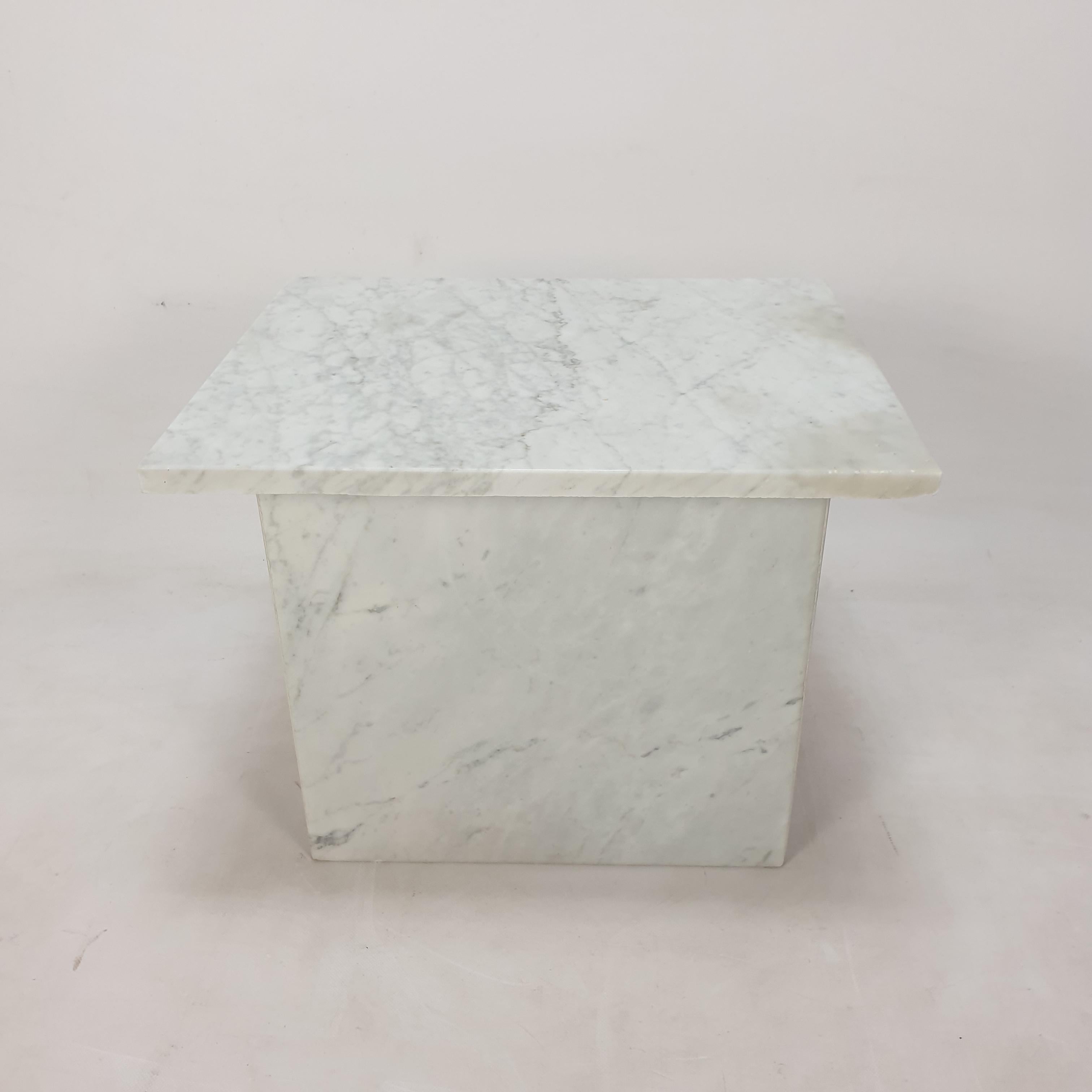 Very nice Italian coffee table handcrafted out of Carrara marble. 
The fabulous marble features a beautiful wave pattern.
  