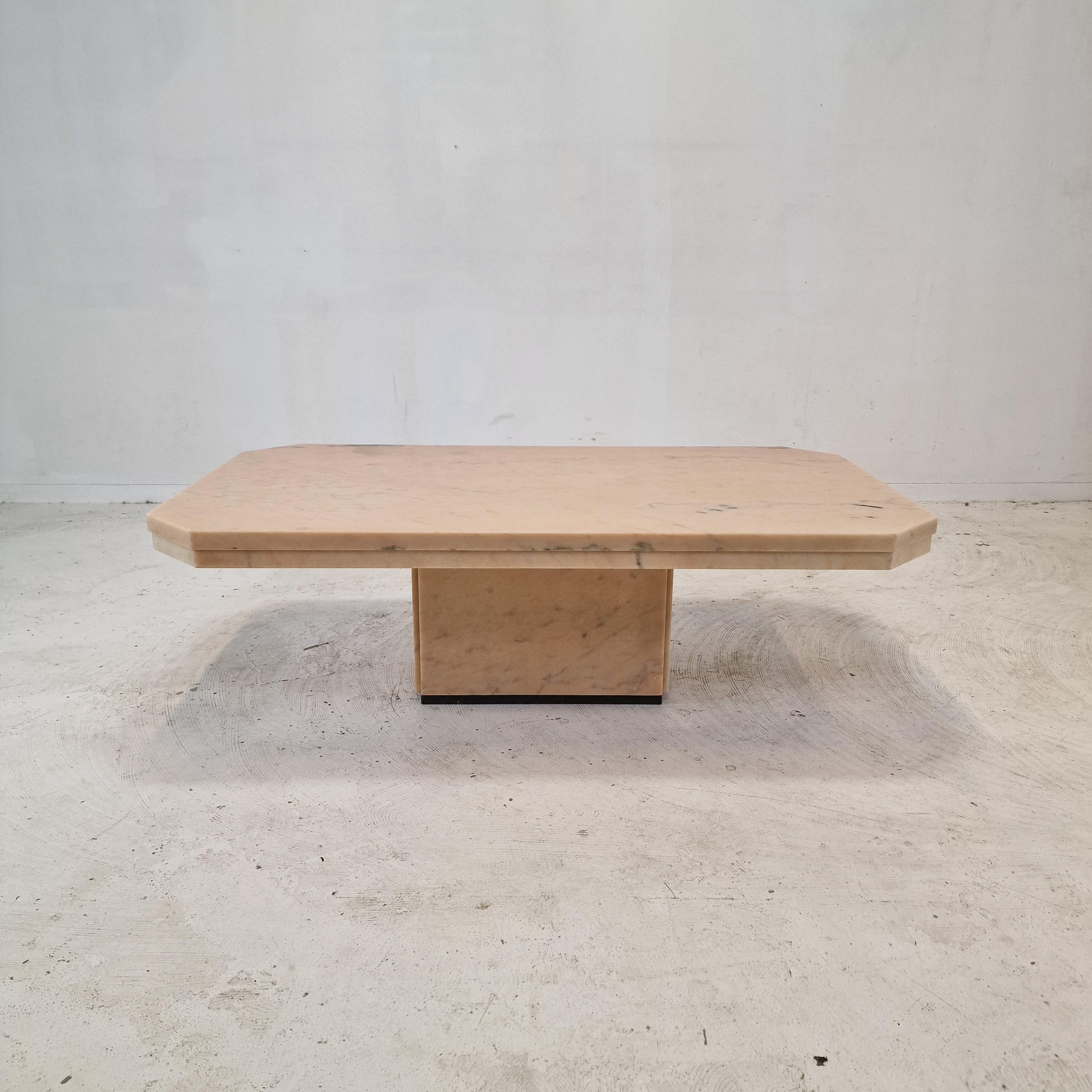 Très belle table basse italienne, fabriquée au début des années 1980.

Il est fabriqué à la main à partir d'un très beau marbre.
Le fabuleux marbre présente un très beau motif de différentes couleurs. 

Elle présente les traces normales