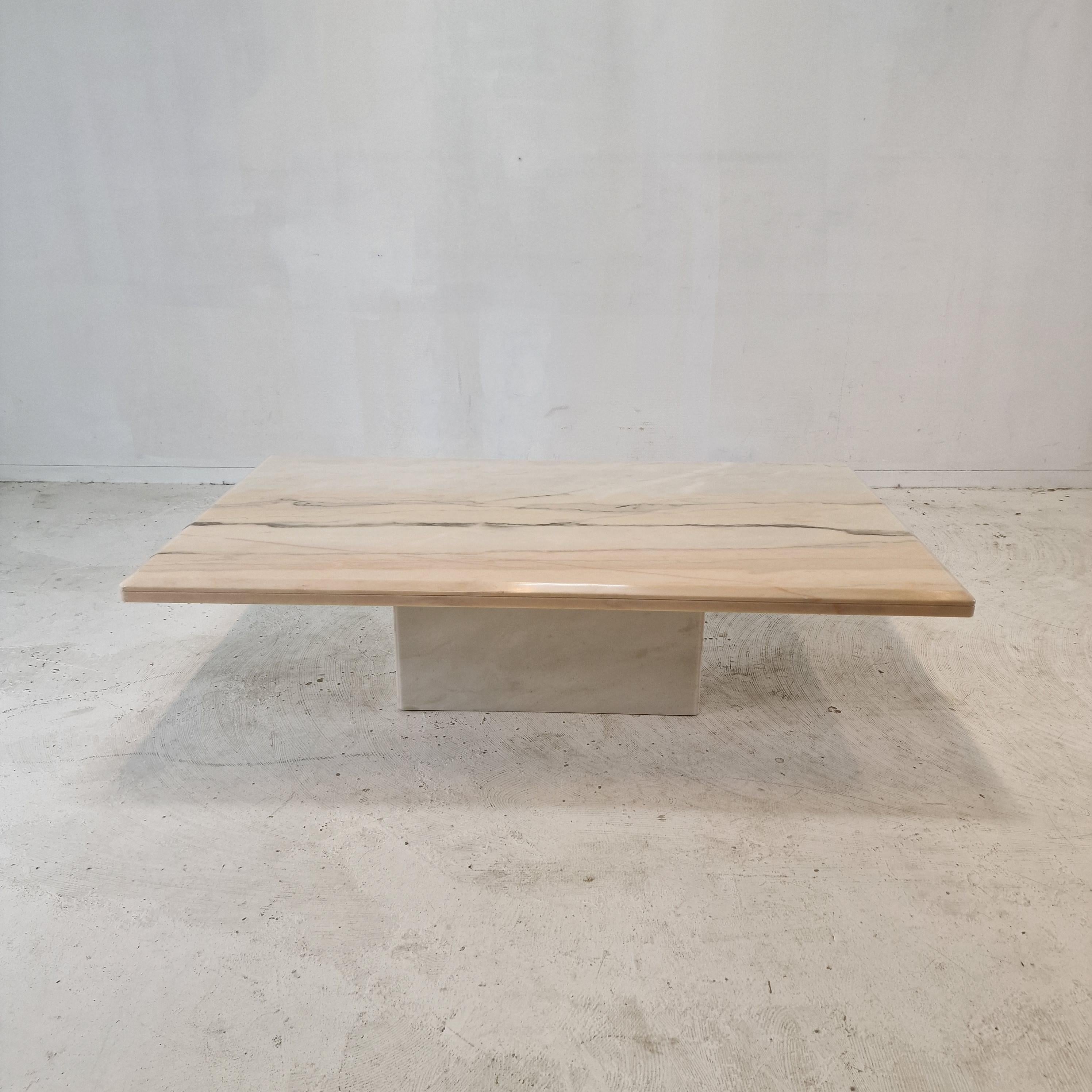 Très belle table basse ou d'appoint italienne, fabriquée dans les années 1980.

Il est fabriqué à la main à partir d'un très beau marbre.
Le fabuleux marbre présente un très beau motif de différentes couleurs. 

Il présente les traces normales