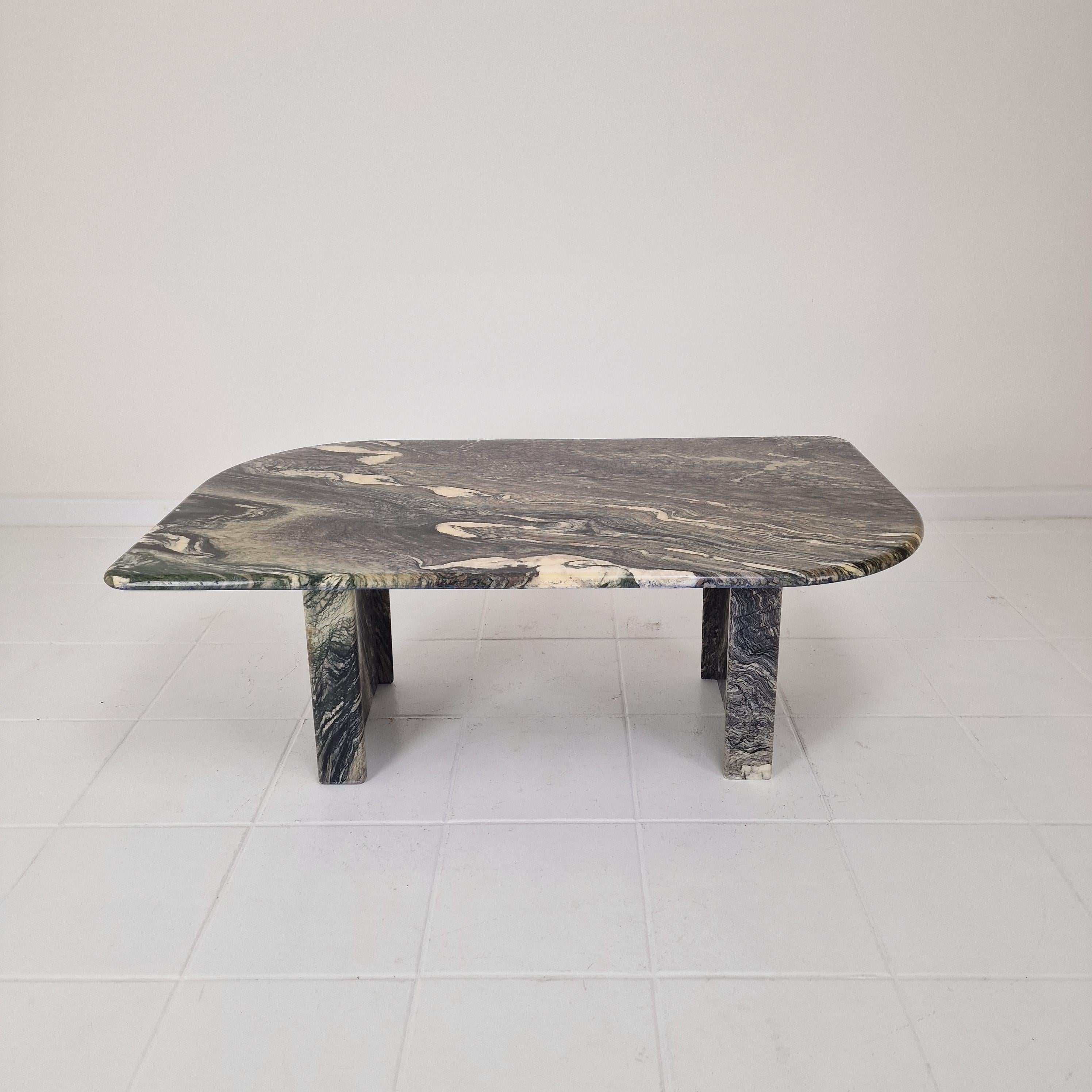 Très belle table basse ou d'appoint italienne, fabriquée dans les années 1980.

Il est fabriqué à la main à partir d'un très beau marbre.
Le fabuleux marbre présente un très beau motif de différentes couleurs. 

Il présente des traces d'utilisation