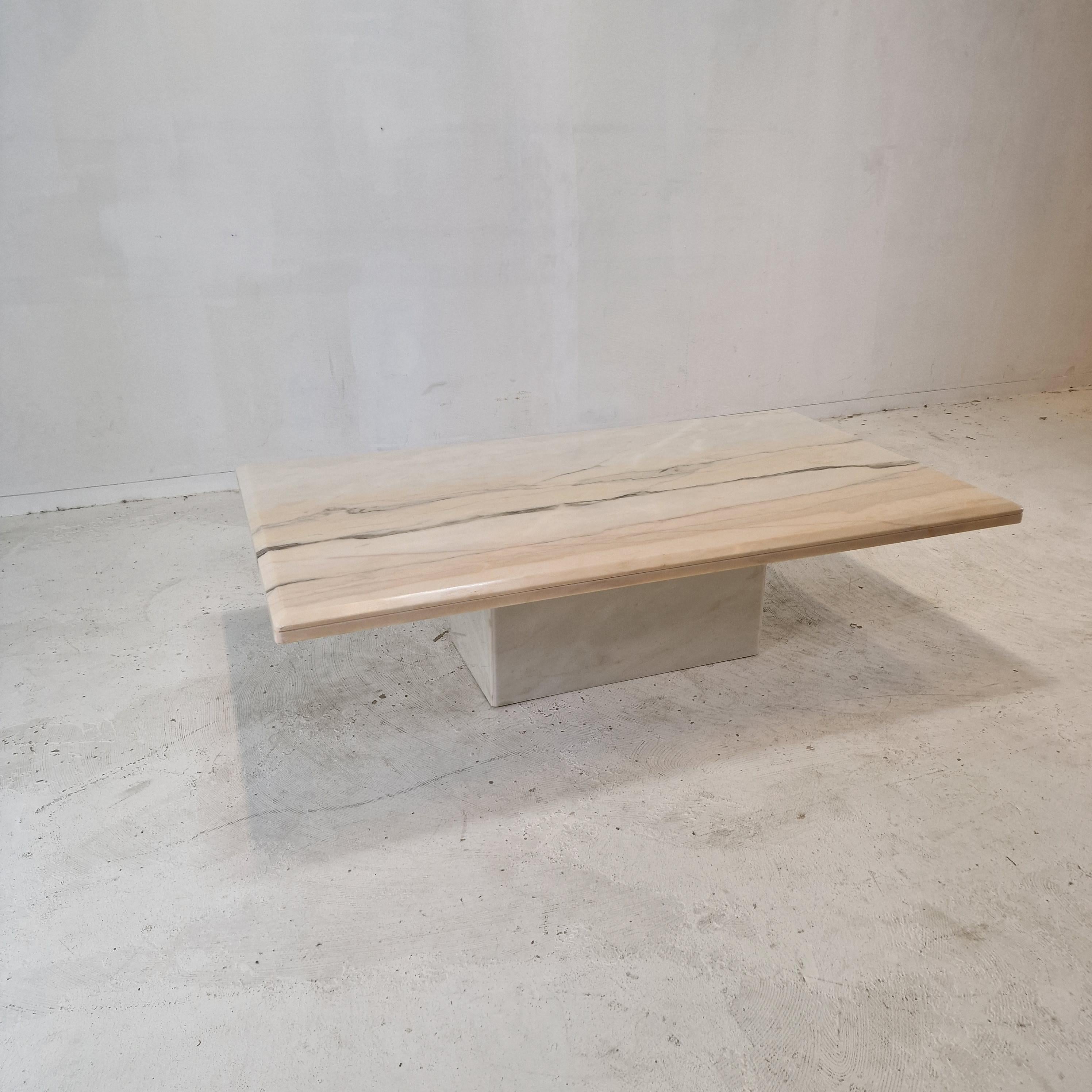 Fait main Table basse ou table d'appoint italienne en marbre, années 1980 en vente