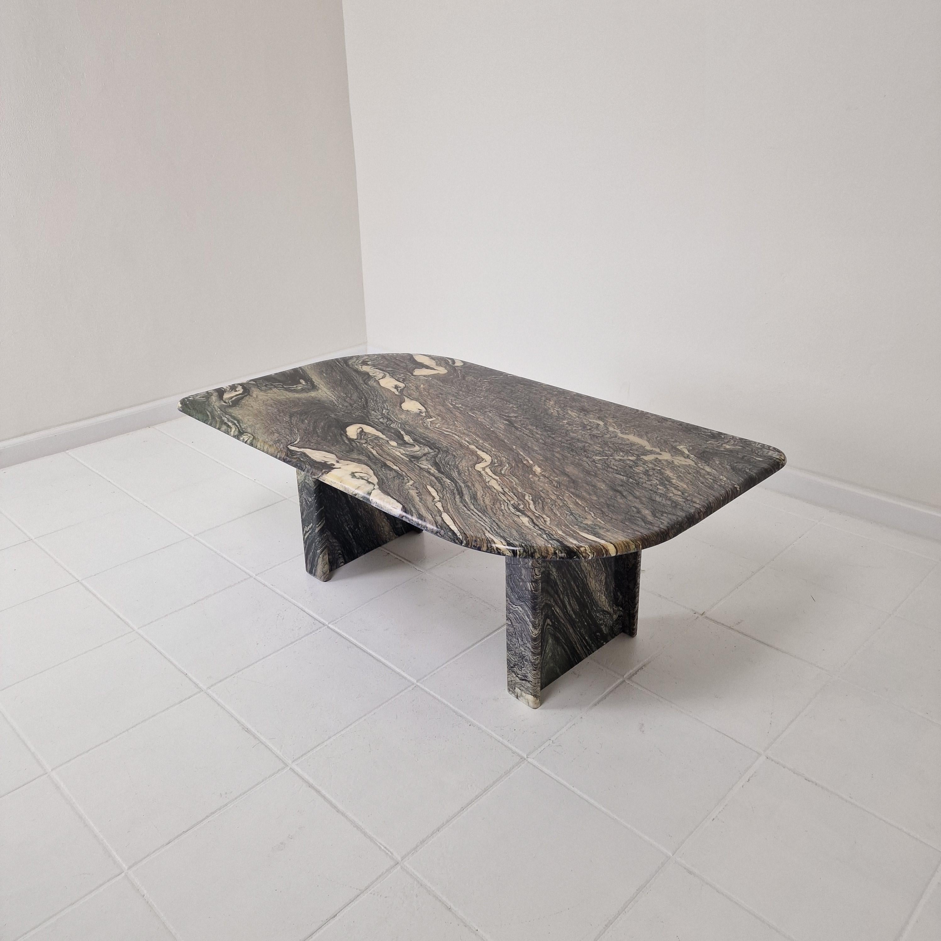 Fait main Table basse ou table d'appoint italienne en marbre, années 1980 en vente