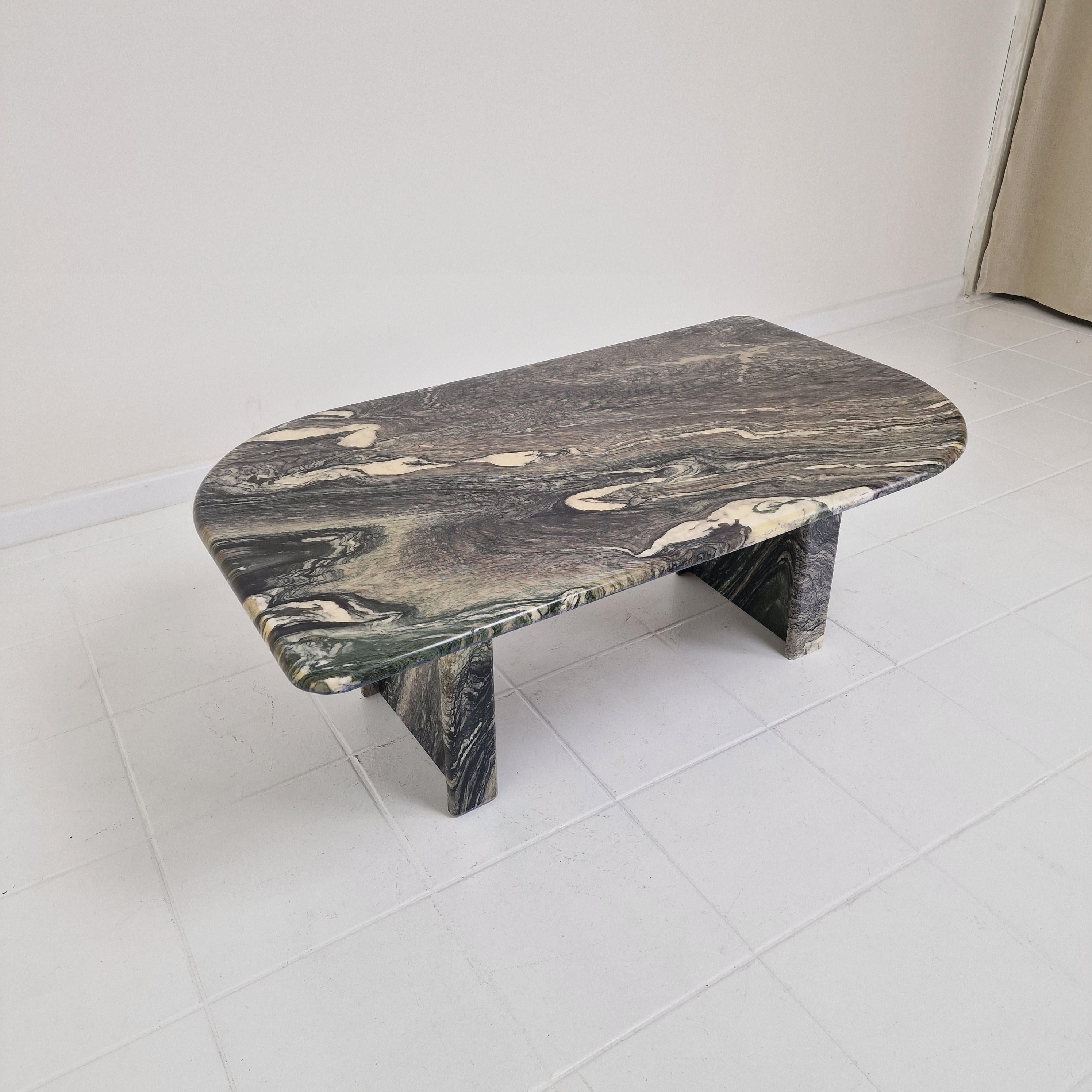 Table basse ou table d'appoint italienne en marbre, années 1980 État moyen - En vente à Oud Beijerland, NL