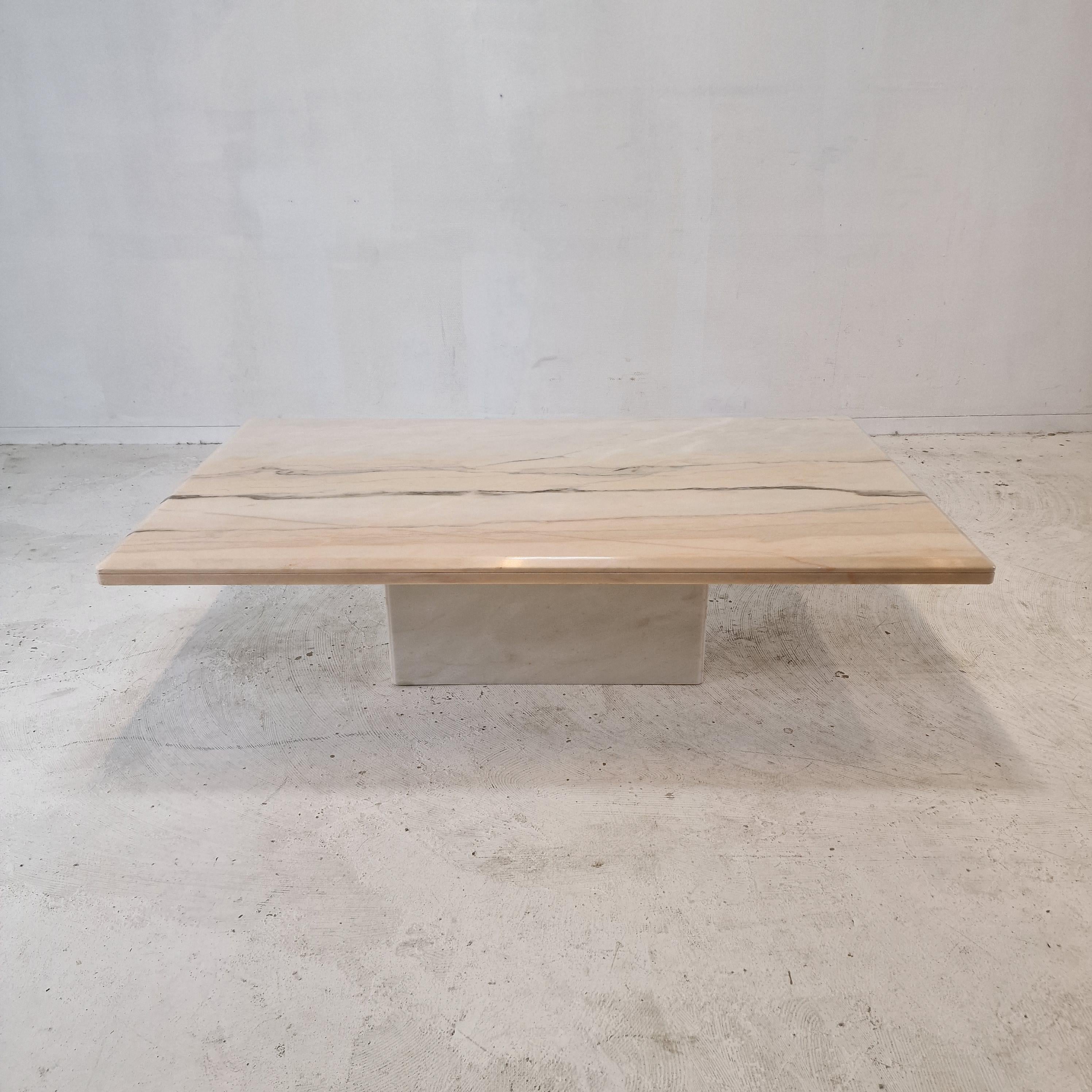 Table basse ou table d'appoint italienne en marbre, années 1980 en vente 1