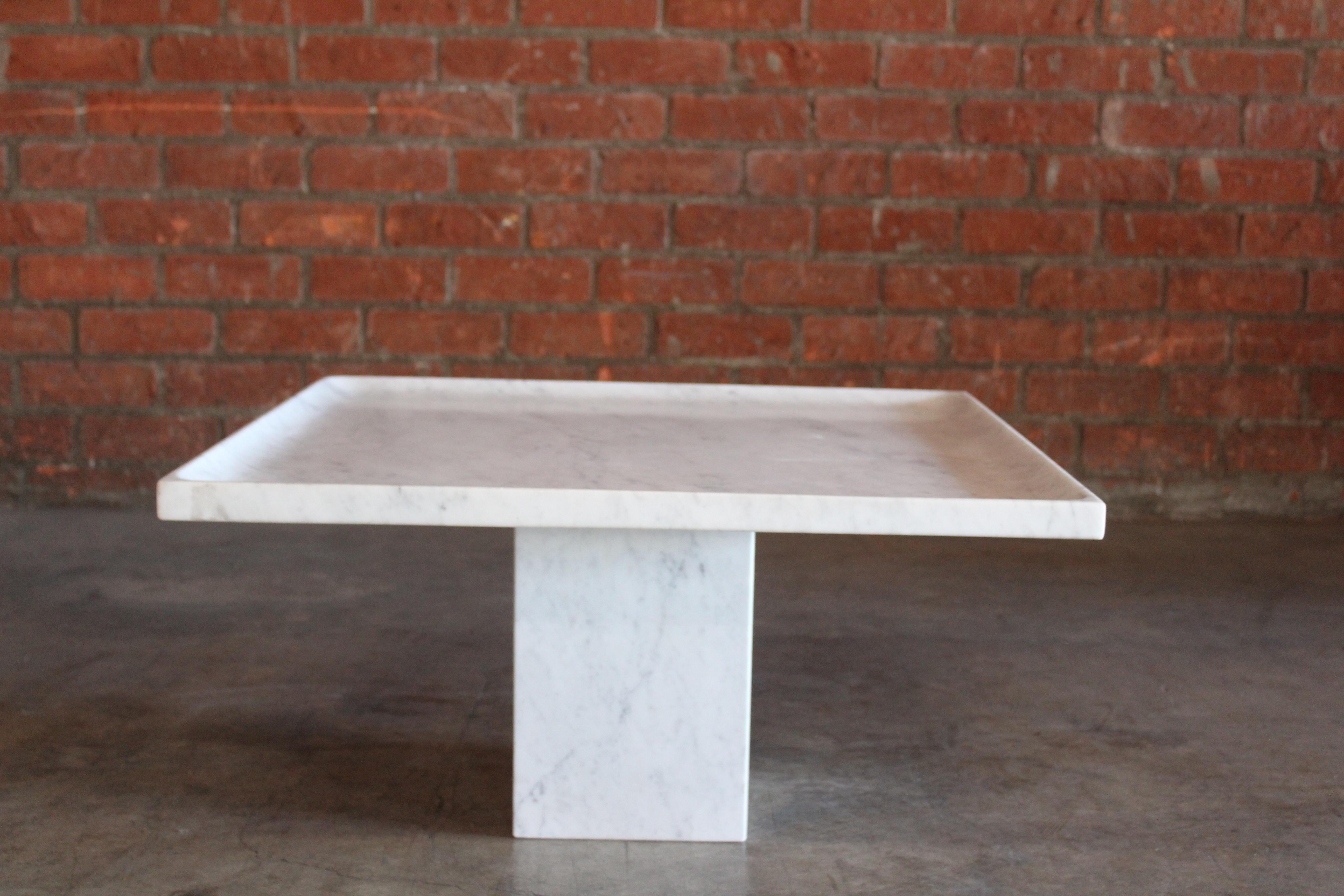 Italian marble coffee table on pedestal base, 1970s. The lipped top sits freely on the pedestal base.