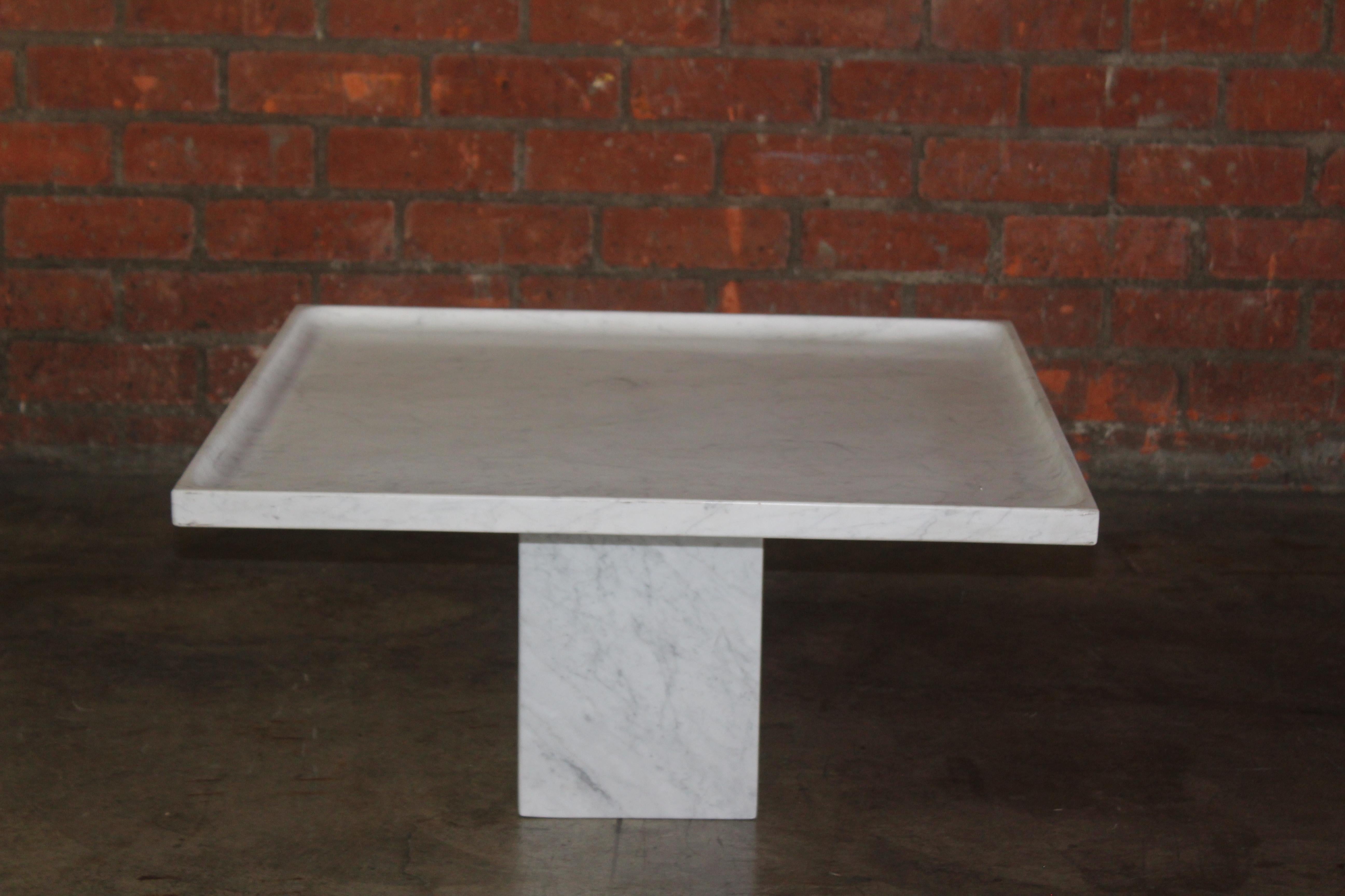 Italian marble coffee table on pedestal base, 1970s. The lipped top sits freely on the pedestal base.