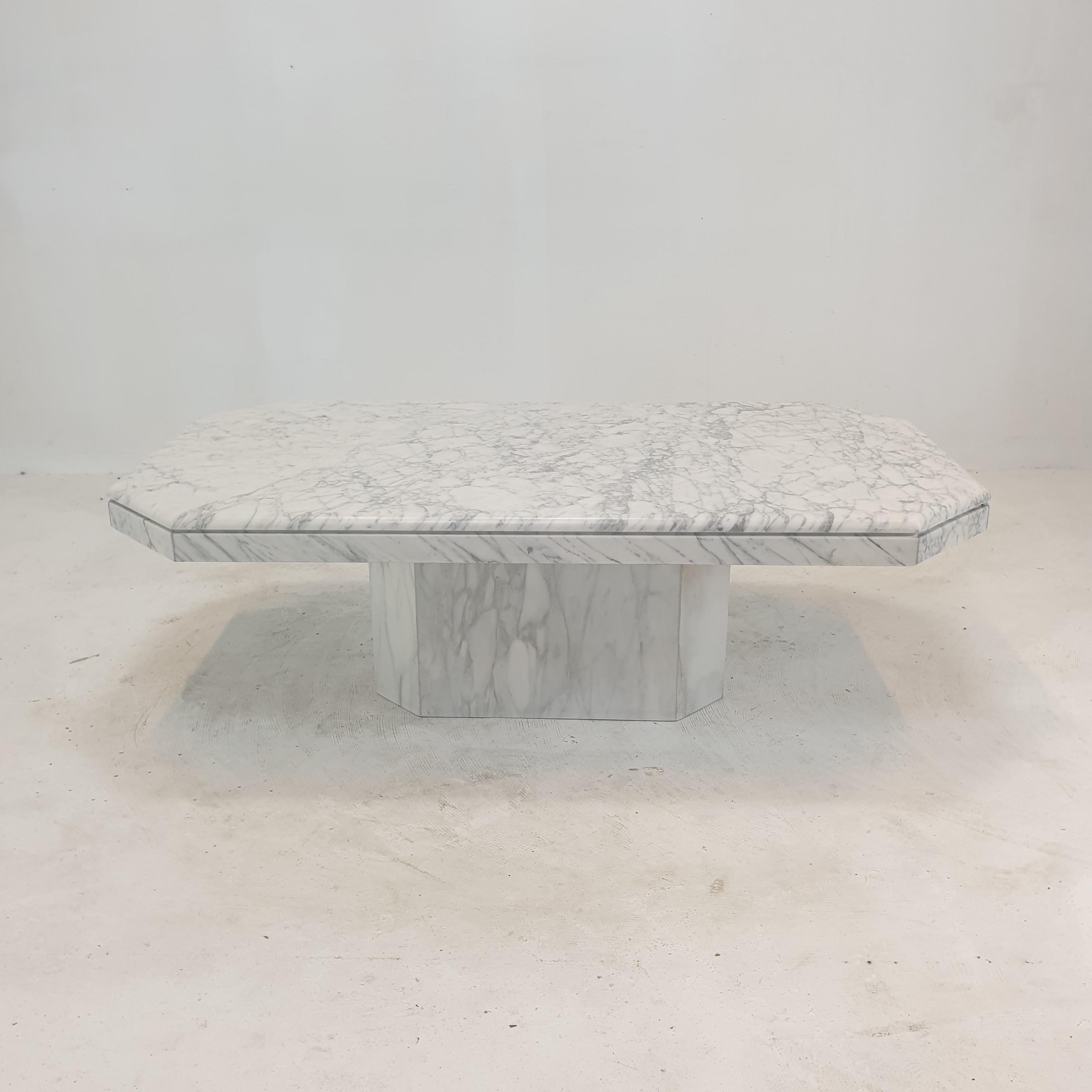 Extraordinary Italian coffee table handcrafted out of marble, 1970's.

The rectangle top and base are made of very beautiful marble.
The fabulous marble features a very nice pattern of different colors.

It has the normal traces of use, see the
