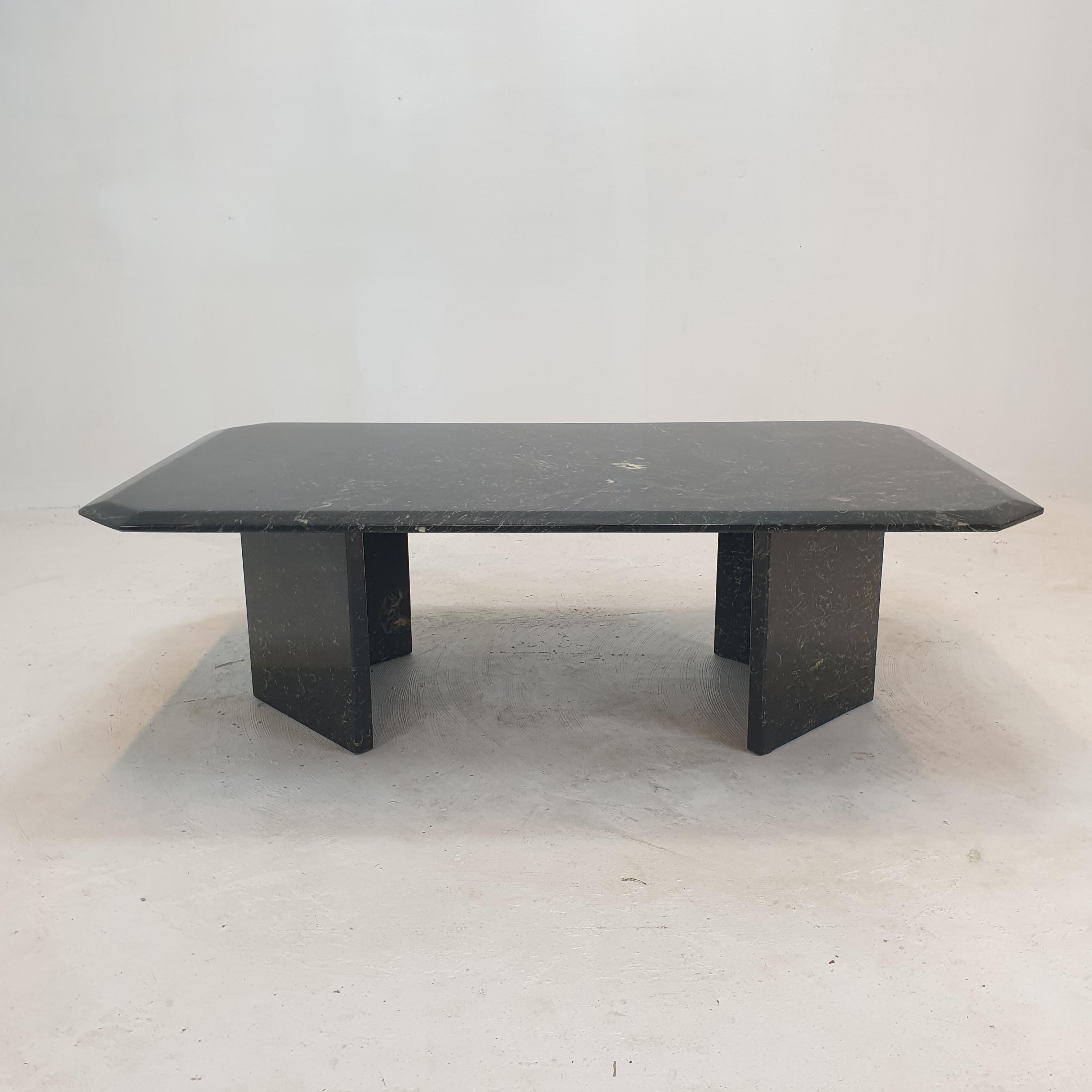 Très belle table basse italienne faite à la main en marbre, années 1970.

Le plateau rectangulaire et la base sont en très beau marbre.
Le fabuleux marbre présente un très beau motif de différentes couleurs.

Les pieds peuvent être placés dans