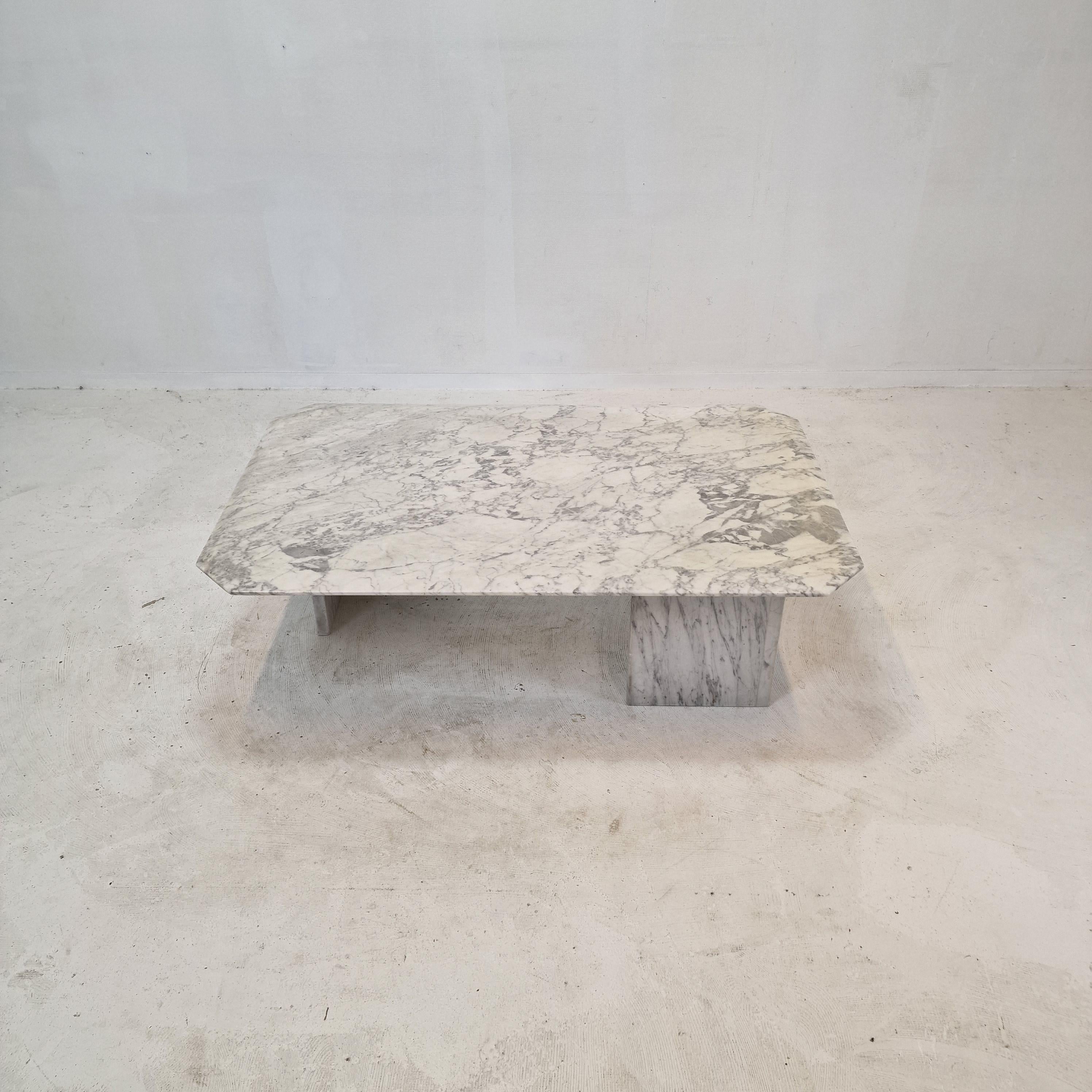 Very nice Italian coffee table handcrafted out of marble, 1970s.

The rectangle top and the two feet are made of very beautiful marble.
The fabulous marble features a very nice pattern of different colors.
It is possible to vary the position of