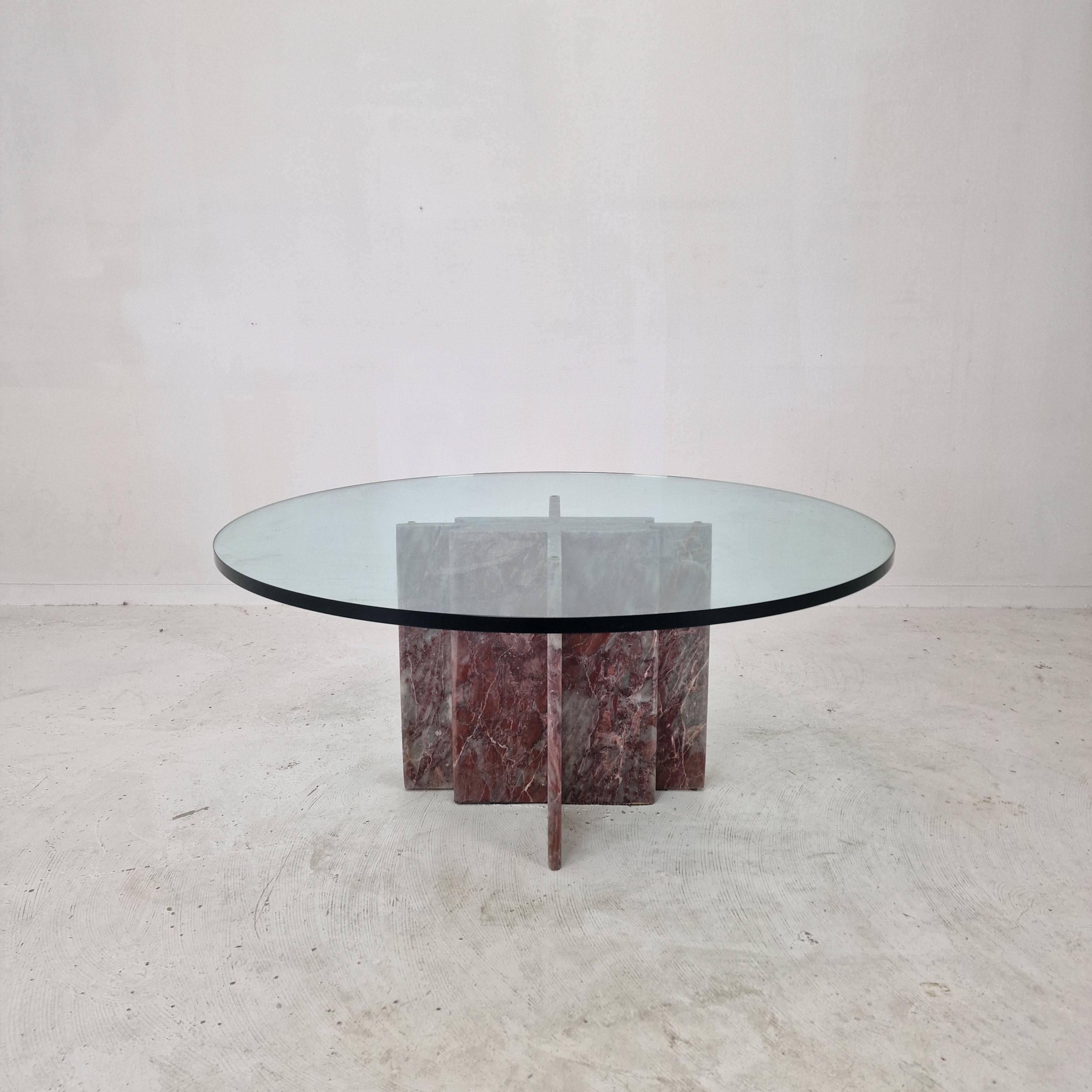 Very nice round Italian marble coffee table with a thick glass plate, 1980's.

The fabulous marble features a beautiful pattern of different colors.

It is in very good condition, with the normal traces of use.

We work with professional packers and