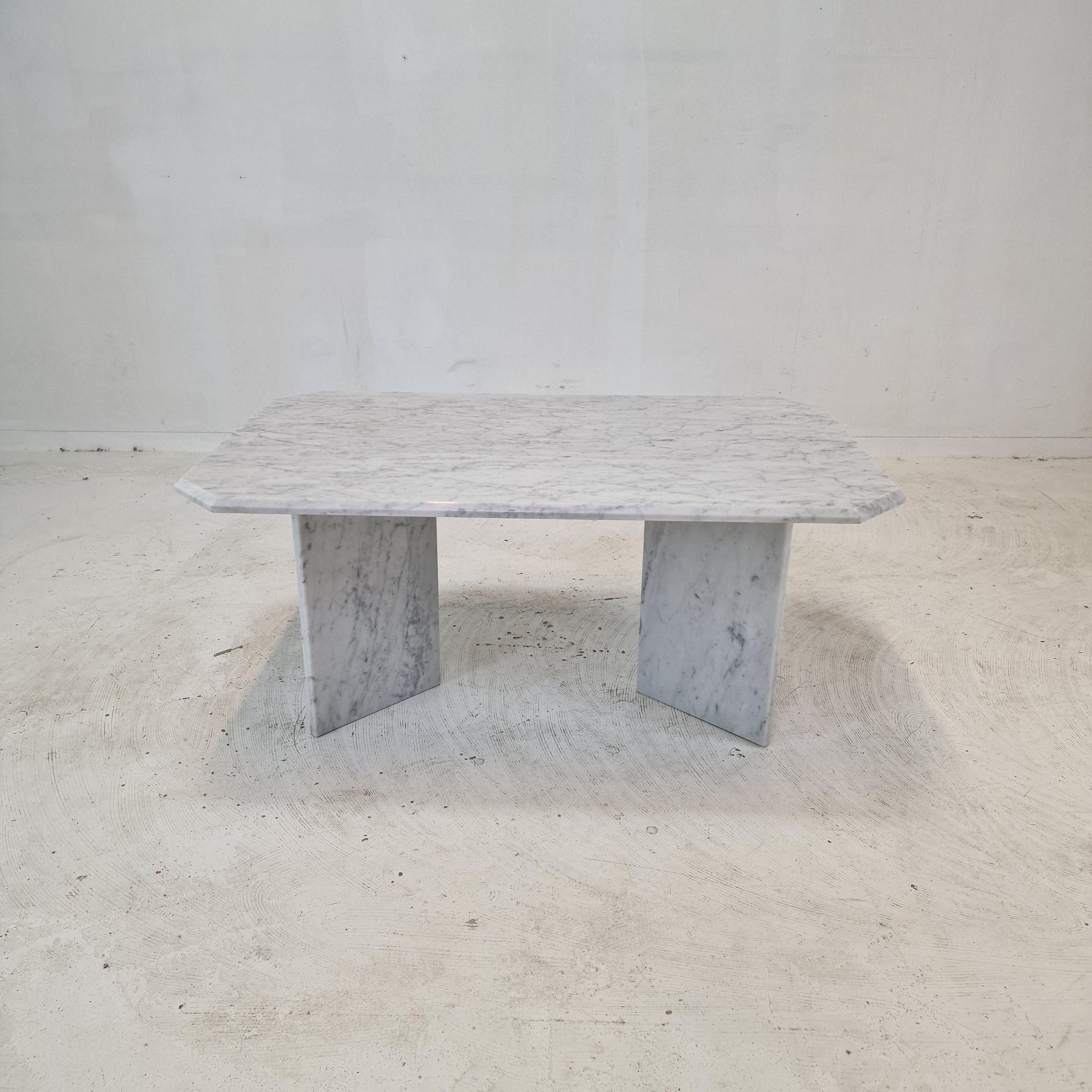 Very nice Italian coffee table, fabricated in the early 1980s.

It is handcrafted out of very beautiful marble.
The fabulous marble features a very nice pattern of different colors. 

It has the normal traces of use, see the pictures. 

We work with