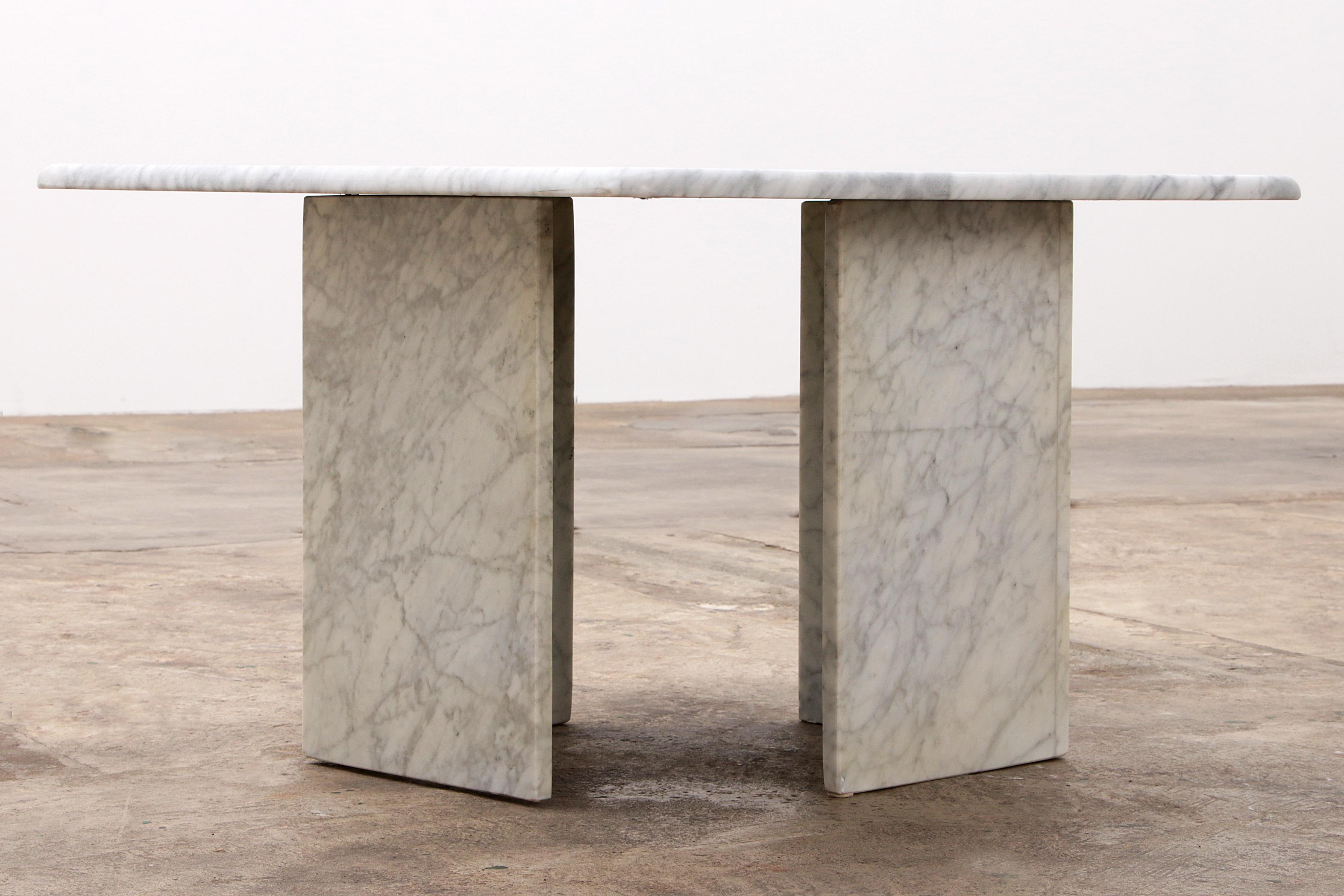 Italian Marble coffee table, timeless design from the 1970s For Sale 5
