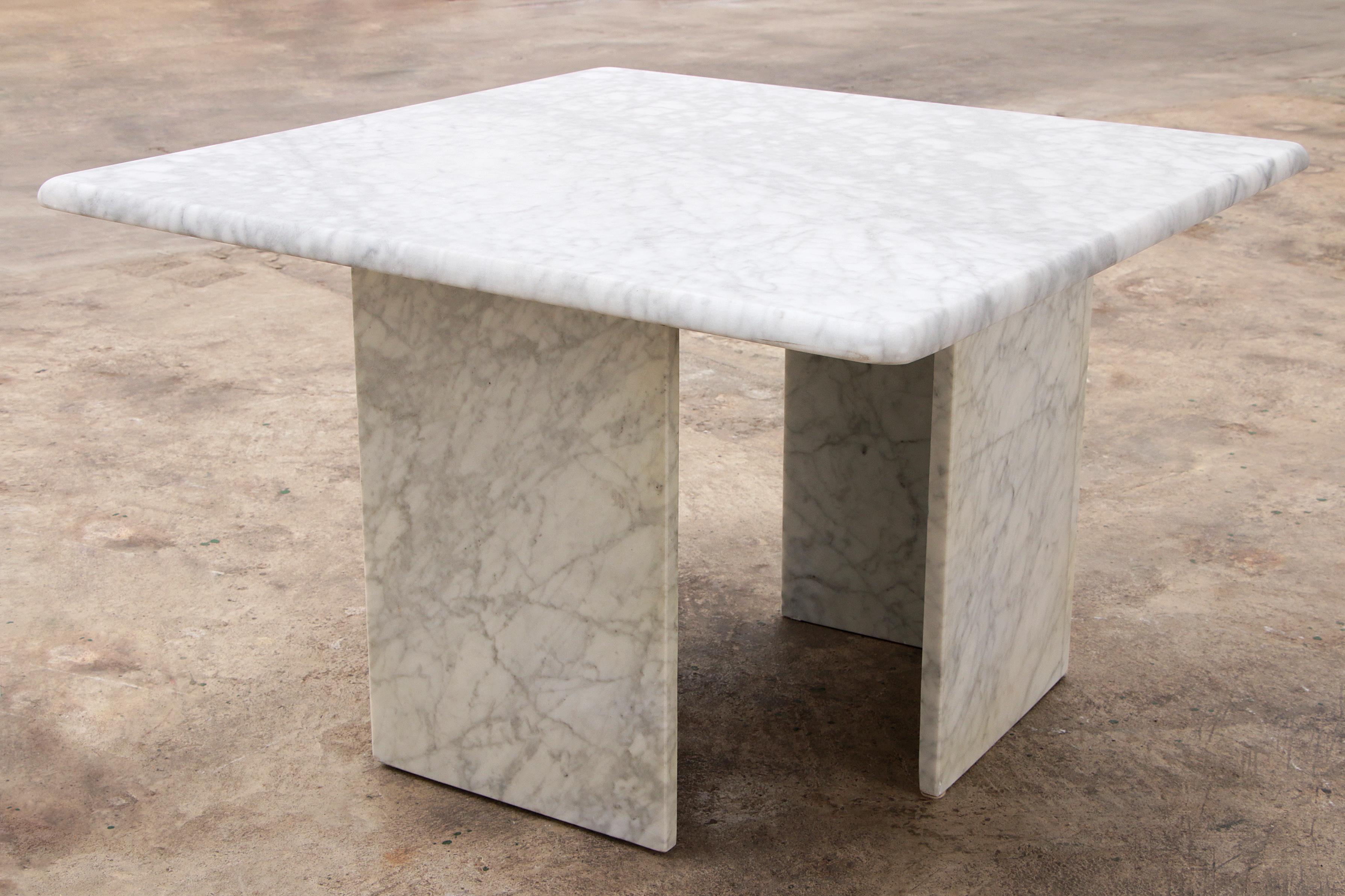 Italian Marble coffee table, timeless design from the 1970s For Sale 6