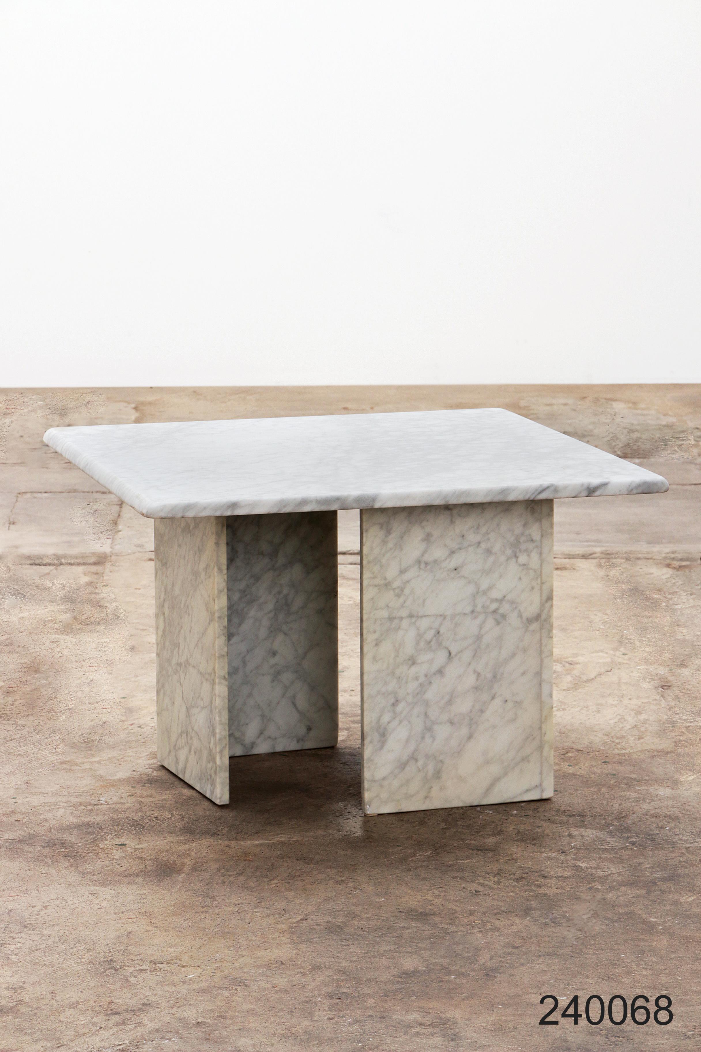 Italian Marble coffee table, timeless design from the 1970s For Sale 8