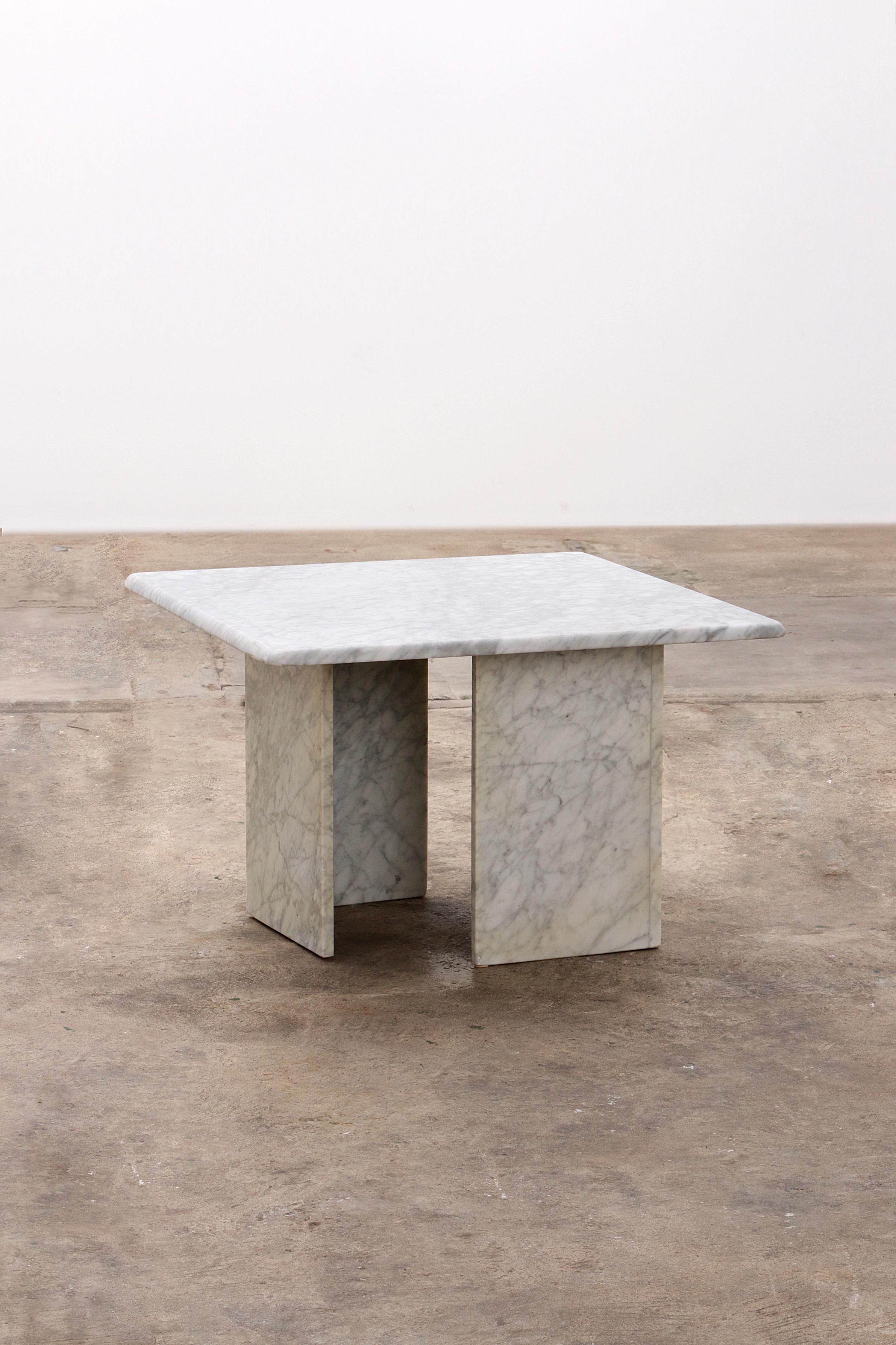 Italian Marble coffee table, timeless design from the 1970s

Discover the charm of Italian design with our timeless white marble coffee table, a stylish addition to any interior. This coffee table, from the 1970s, effortlessly combines historical