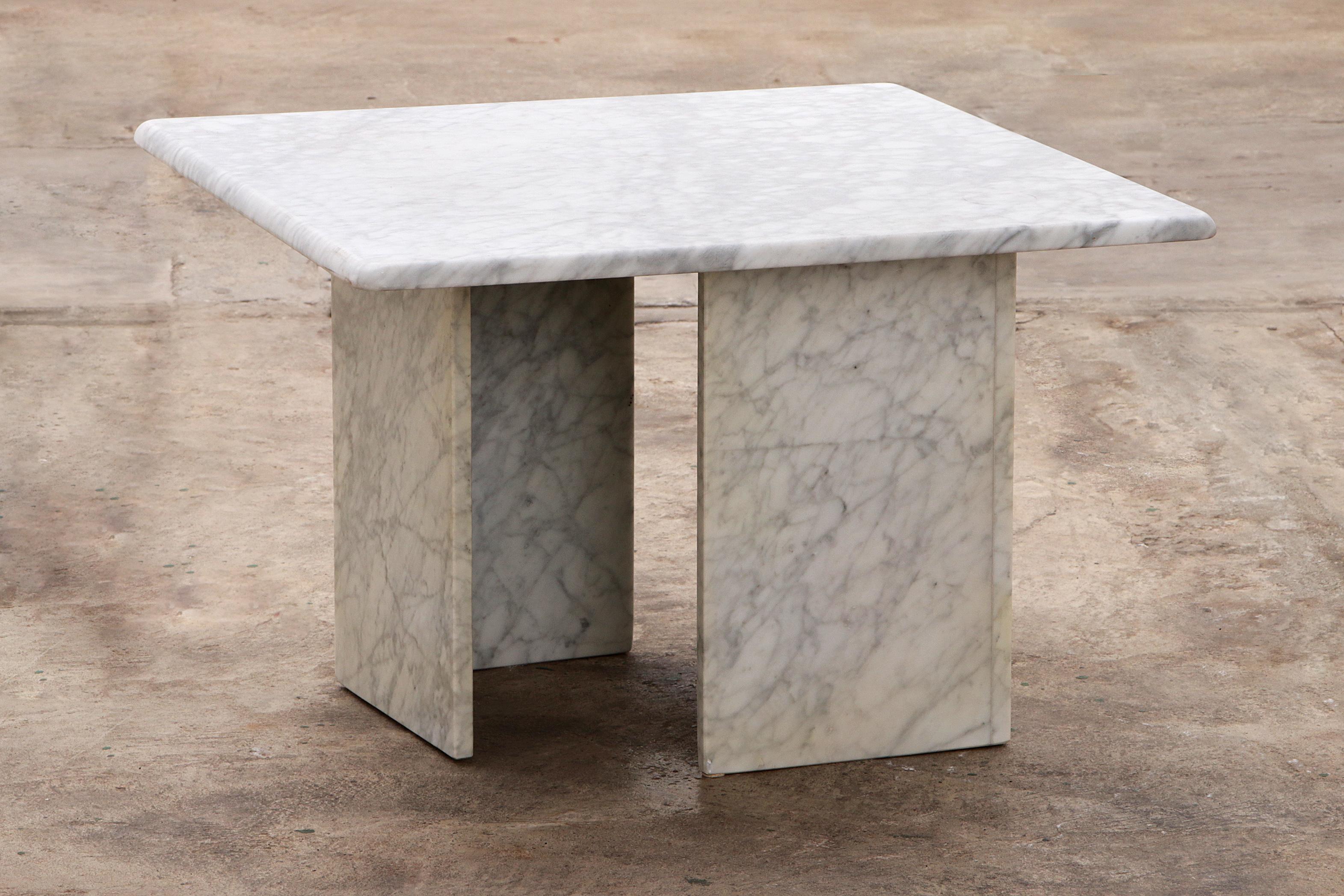 Mid-Century Modern Italian Marble coffee table, timeless design from the 1970s For Sale