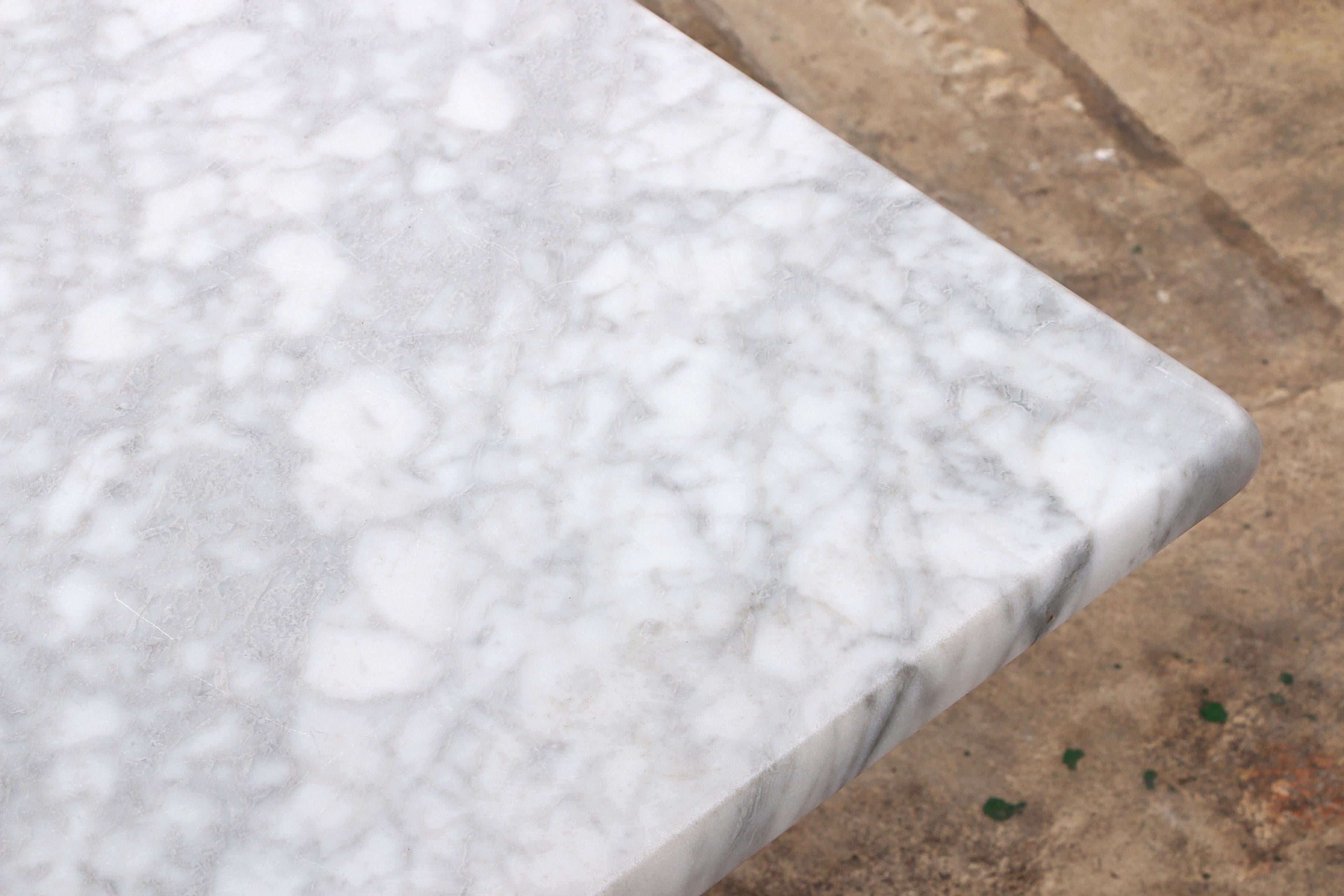 Fin du 20e siècle Table basse en marbre italien, design intemporel des années 1970 en vente