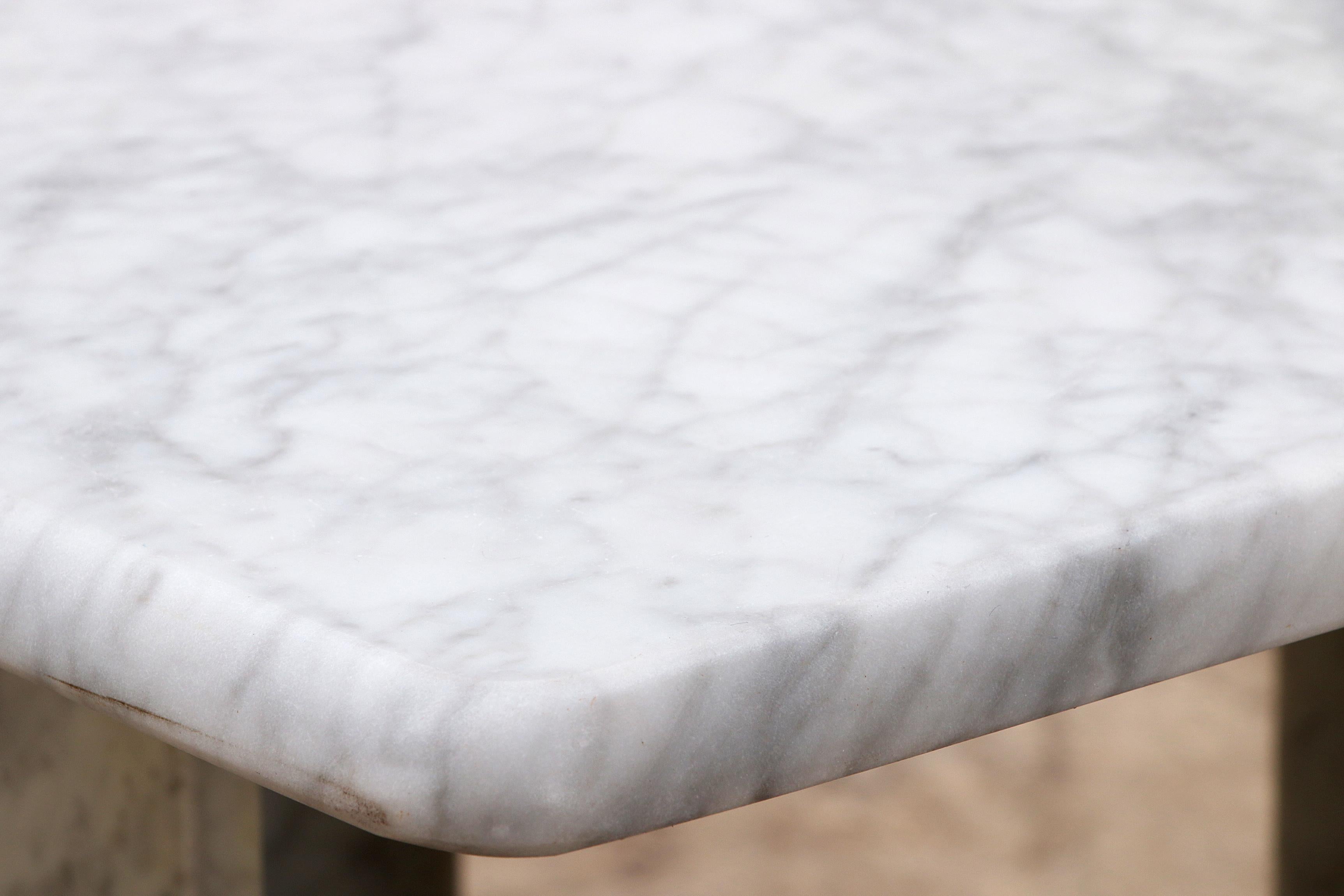 Table basse en marbre italien, design intemporel des années 1970 en vente 1